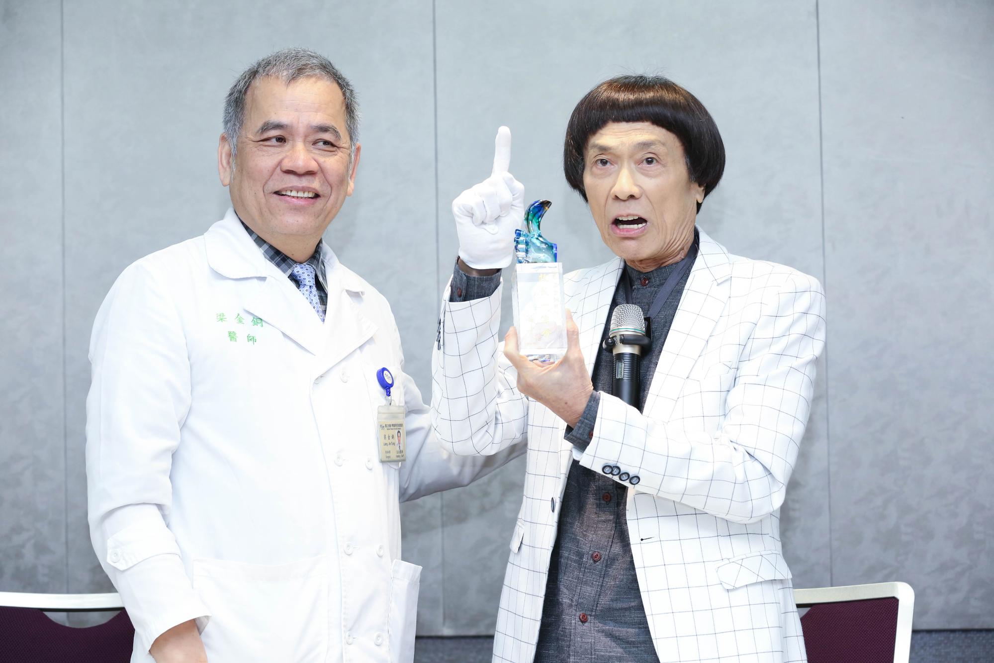 豬哥亮感念梁金銅醫師救了一命，特別送上一尊手指琉璃。