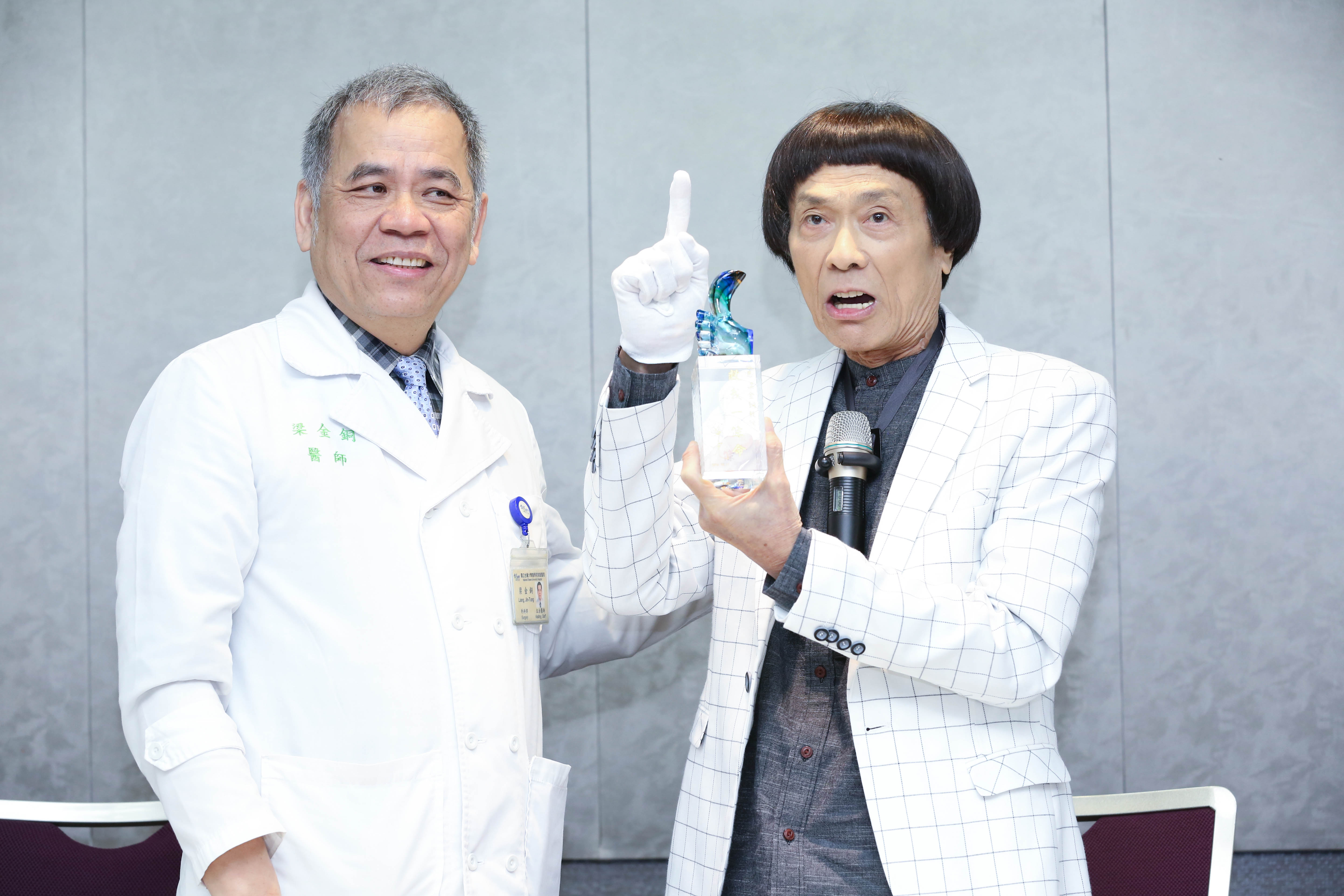 豬哥亮感念梁金銅醫師救了一命,特別送上一尊手指琉璃。