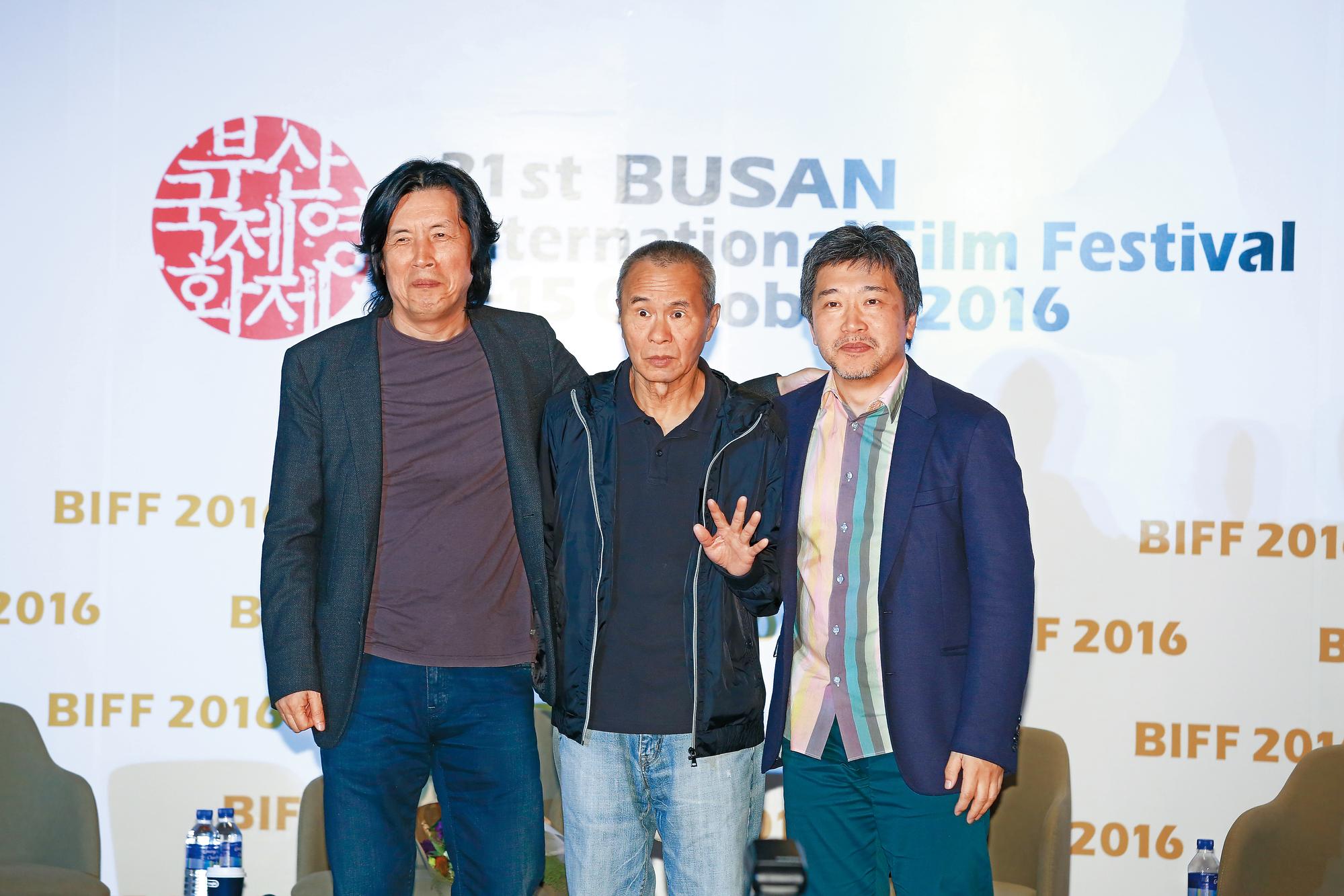 侯孝賢（中）與釜山影展關係深厚。今年他與日本導演是枝裕和（右）、韓國導演李滄東（左）對談亞洲電影，觀眾參與熱烈。