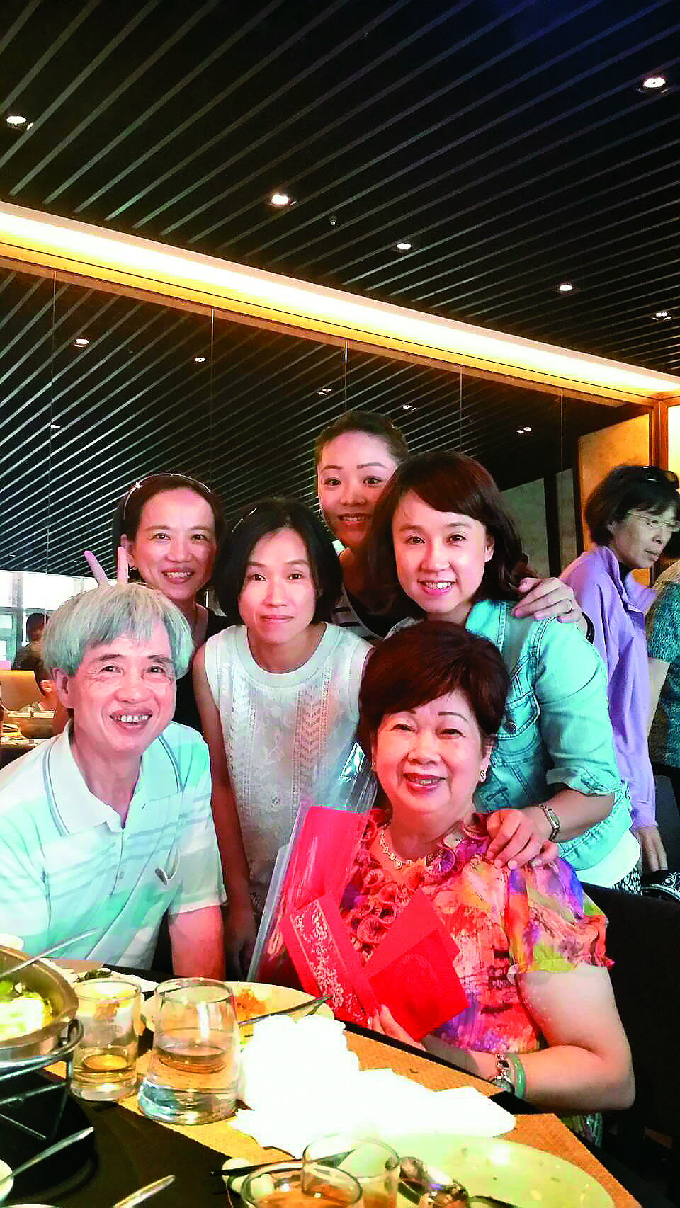 過年過節和親生女兒與乾女兒們相聚，是鄭焜圖夫妻最幸福的時刻。