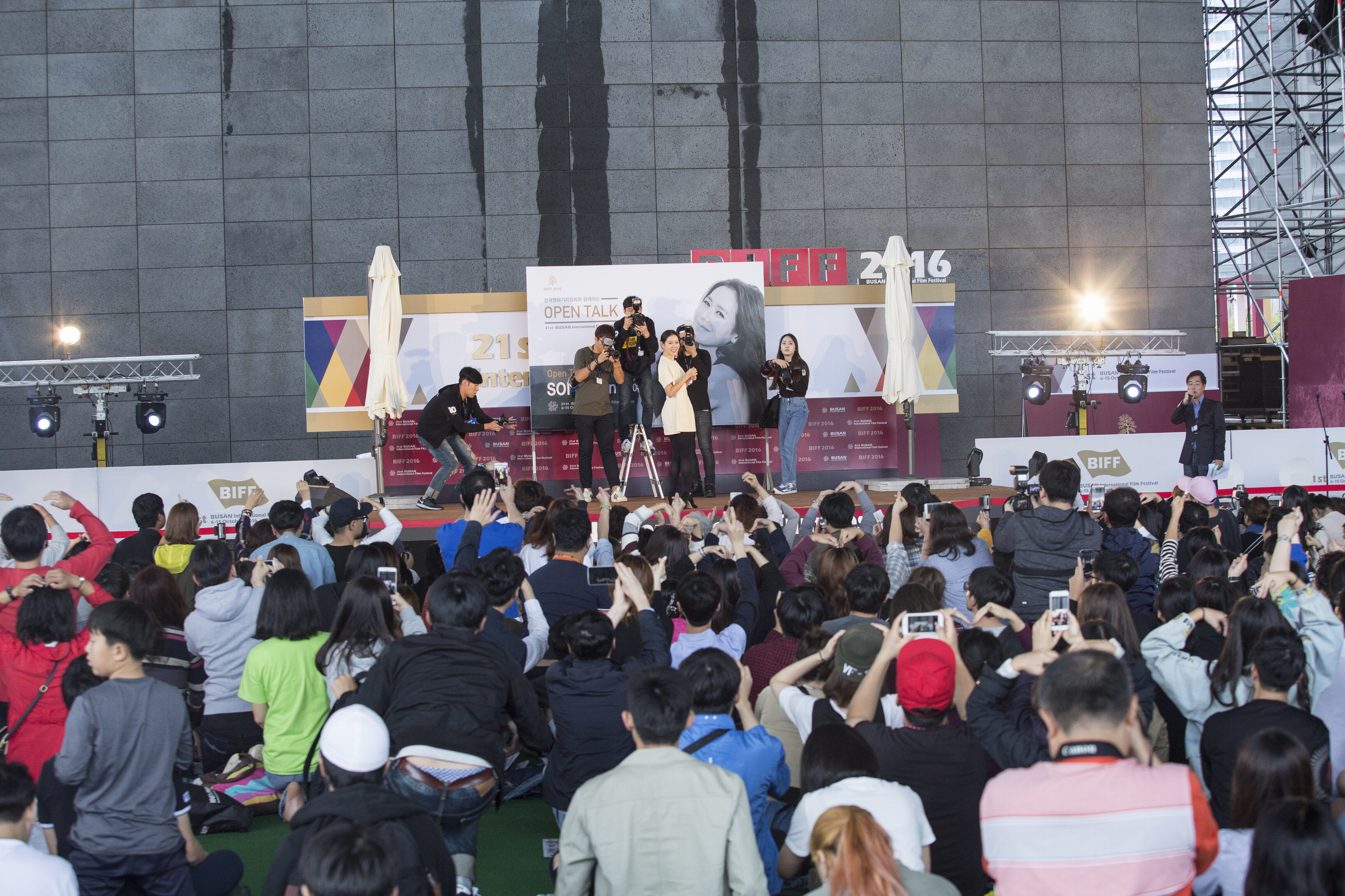 國民頂級女演員孫藝珍在釜山舉辦Open Talk,吸引眾多影迷捧場。