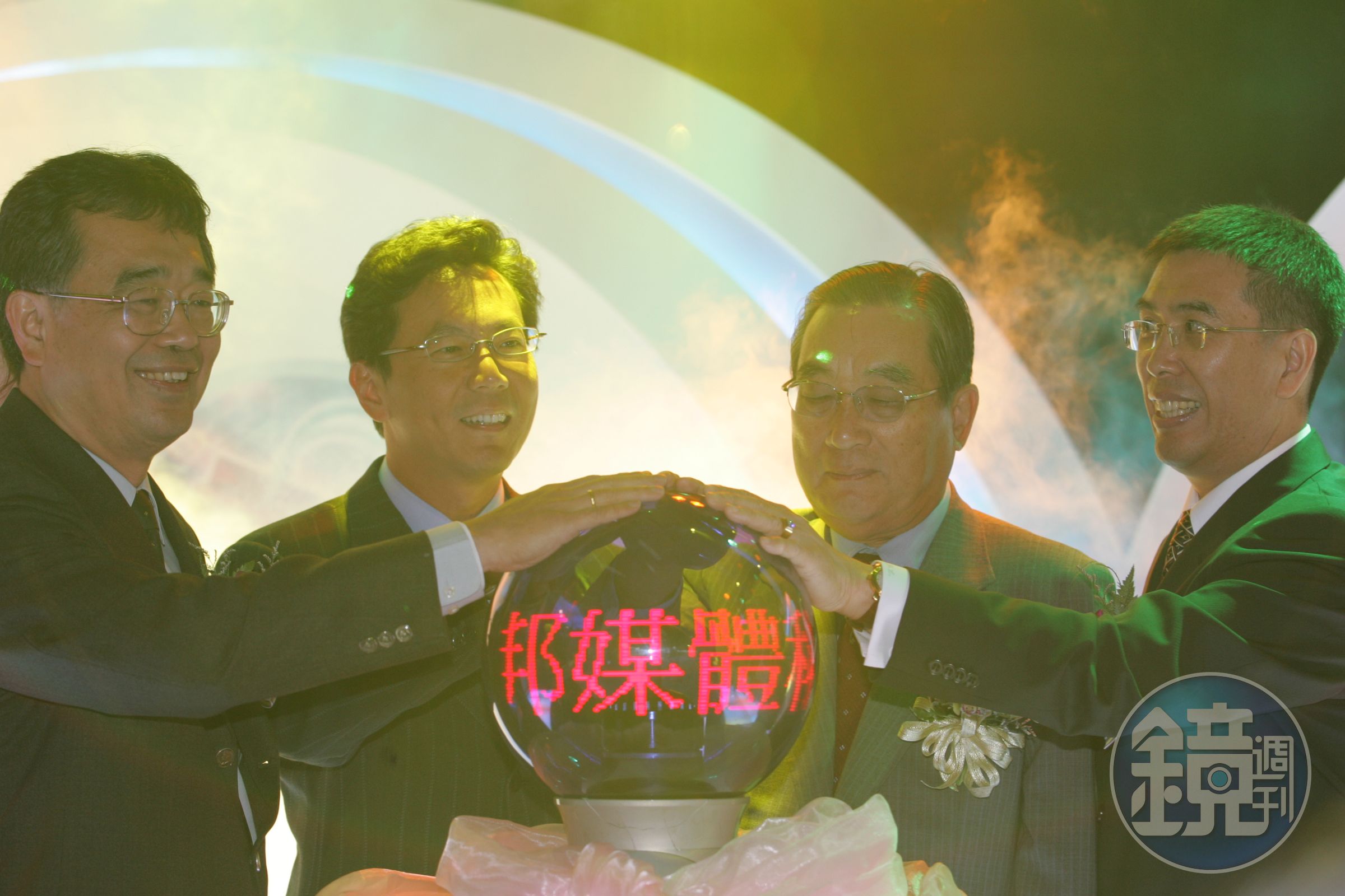蔡明忠（左2）對電信與媒體產業向來難以忘情，兩兄弟互換版圖毫不意外。右2為富邦創辦人蔡萬才。