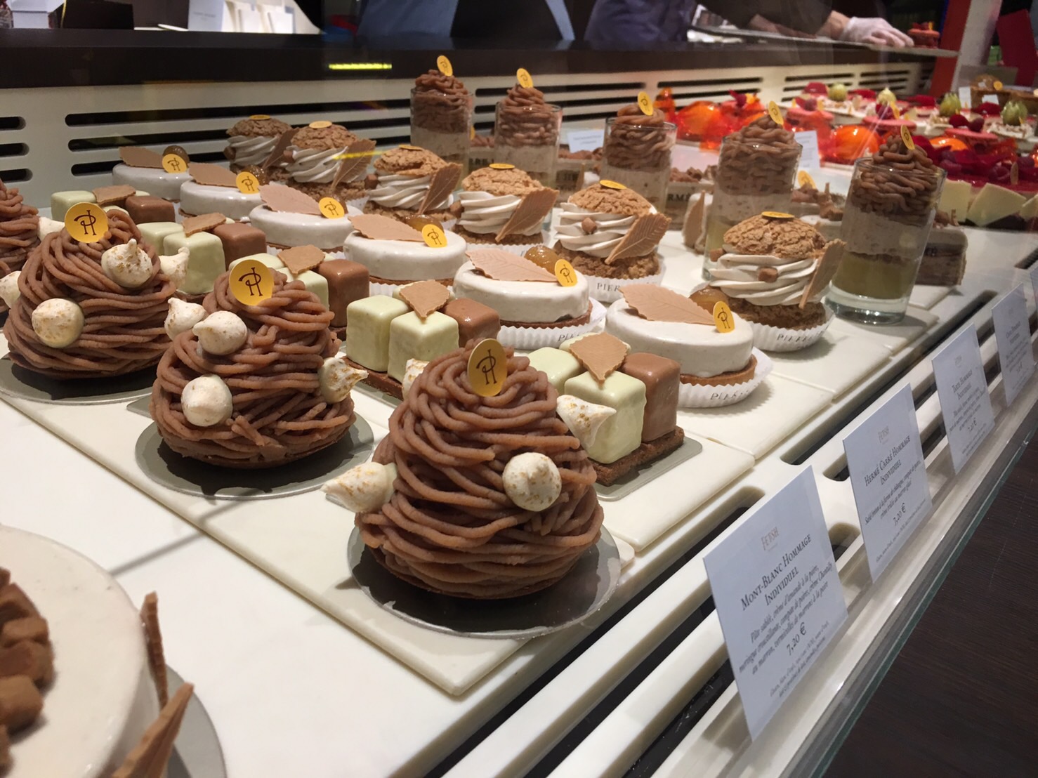 法國甜點名店「Pierre Hermé」今年秋天的蒙布朗，有獨特的小蛋白霜，顛覆傳統。（圖：Massagio巴黎傳真）