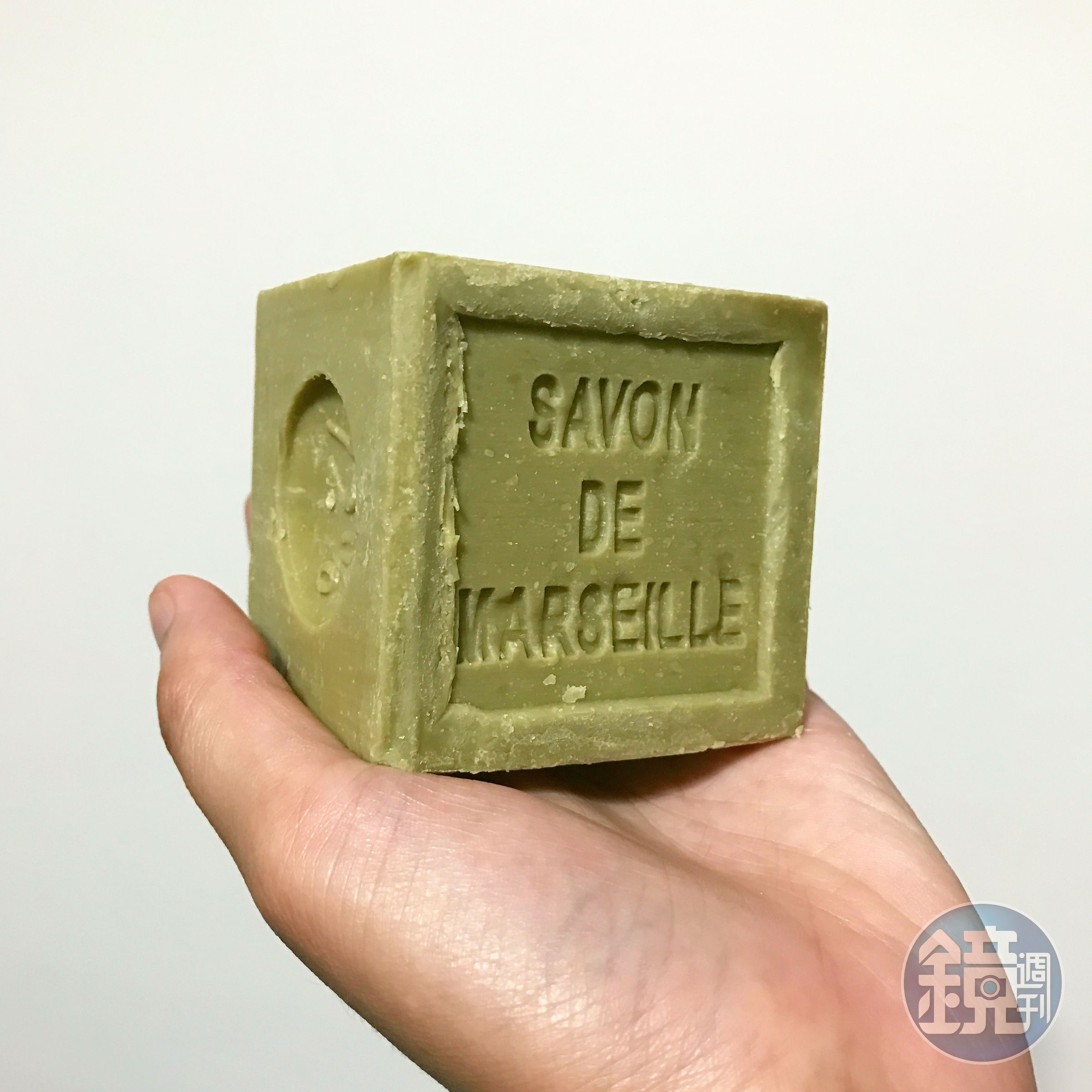 最經典的馬賽皂形狀像磚頭，一塊600g，還壓有法文字樣，要用時再分切。（購自家樂福）