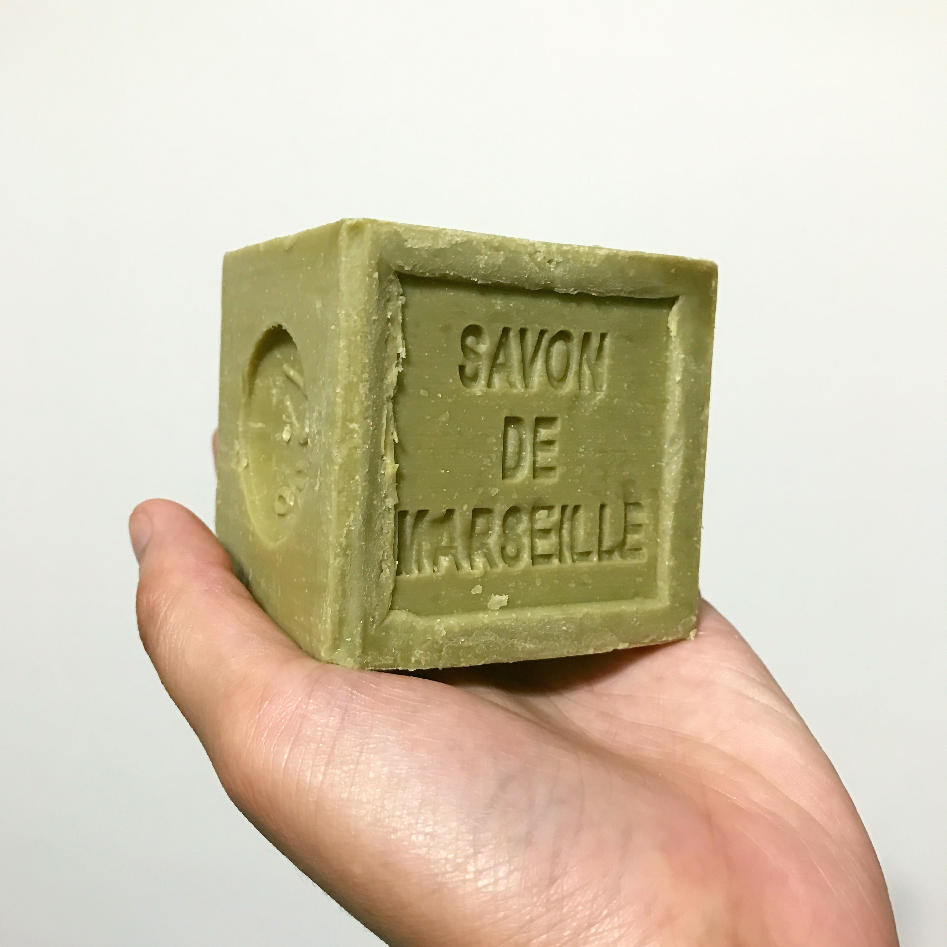 最經典的馬賽皂形狀像磚頭，一塊600g，還壓有法文字樣，要用時再分切。（購自家樂福）