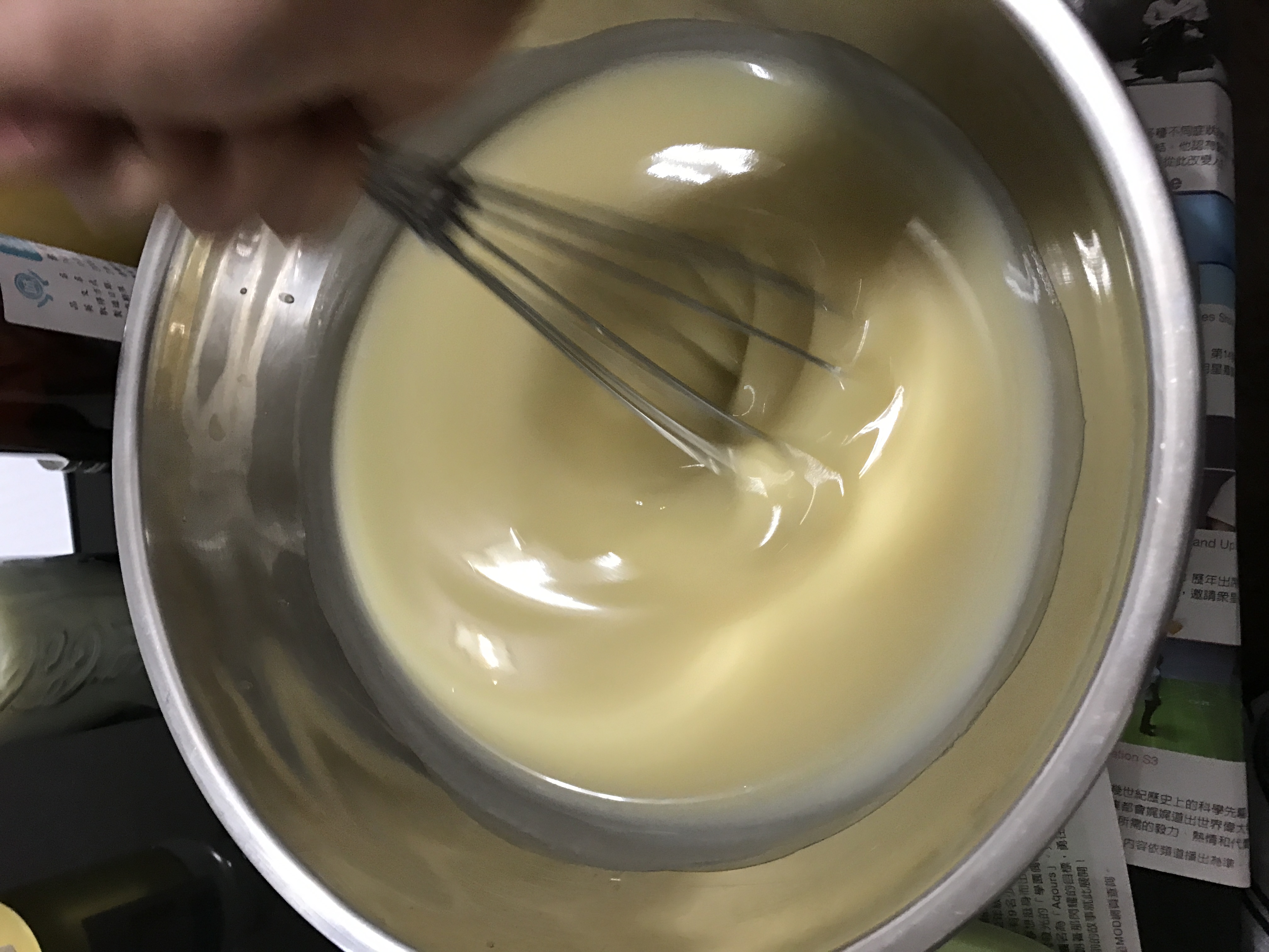 皂液要喇到濃稠狀才可以入模，標準是在表面寫字不消失，很像在打蛋白，比濕性發泡還濕一點。