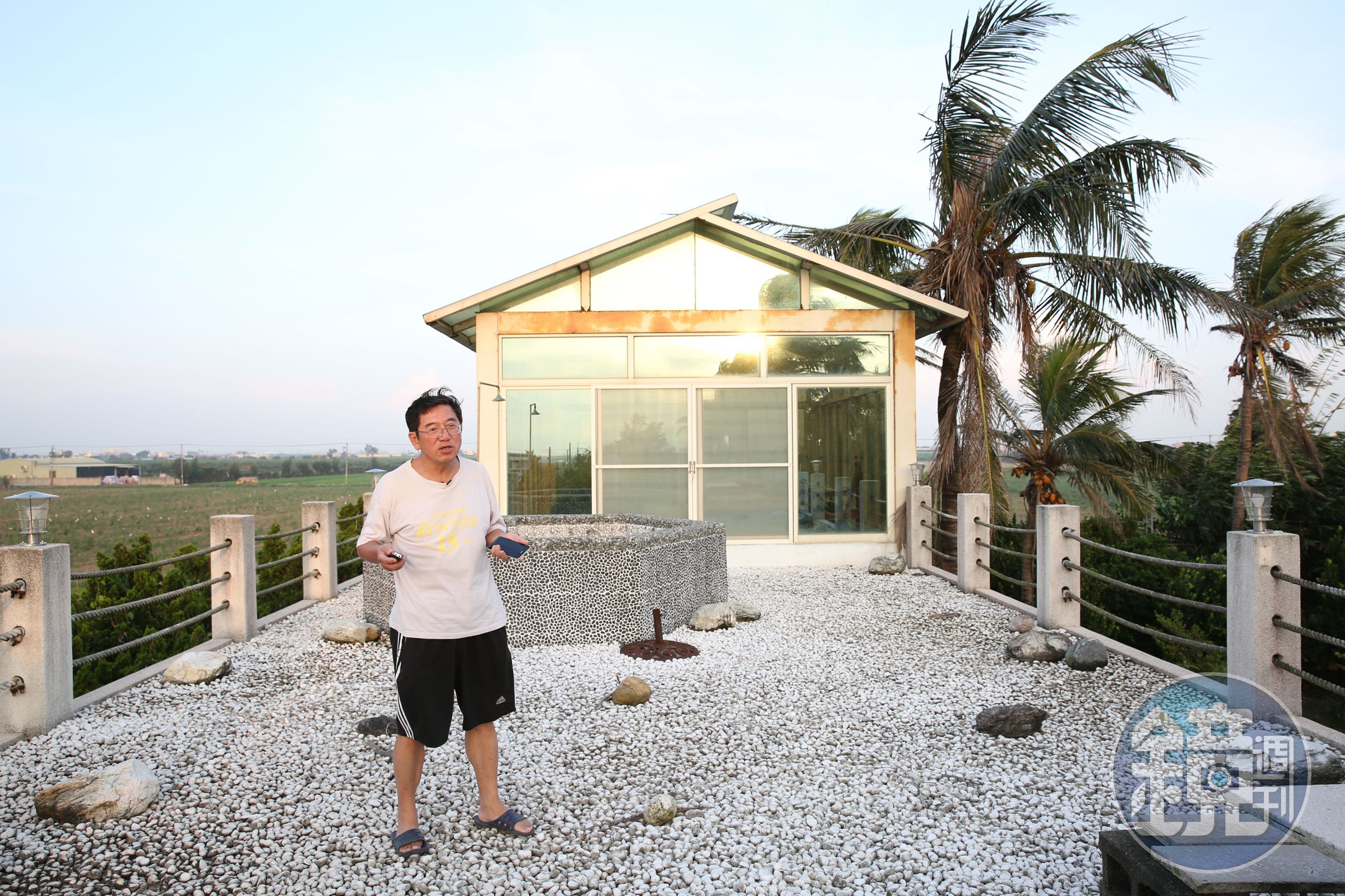 2千多坪的洪宅後院，種了滿滿的椰子樹，風吹過沙沙地響。李 世傑前幾年蓋了一間四面透明的玻璃屋，說是方便朋友留宿， 而不遠處，就是著名的焚化爐。