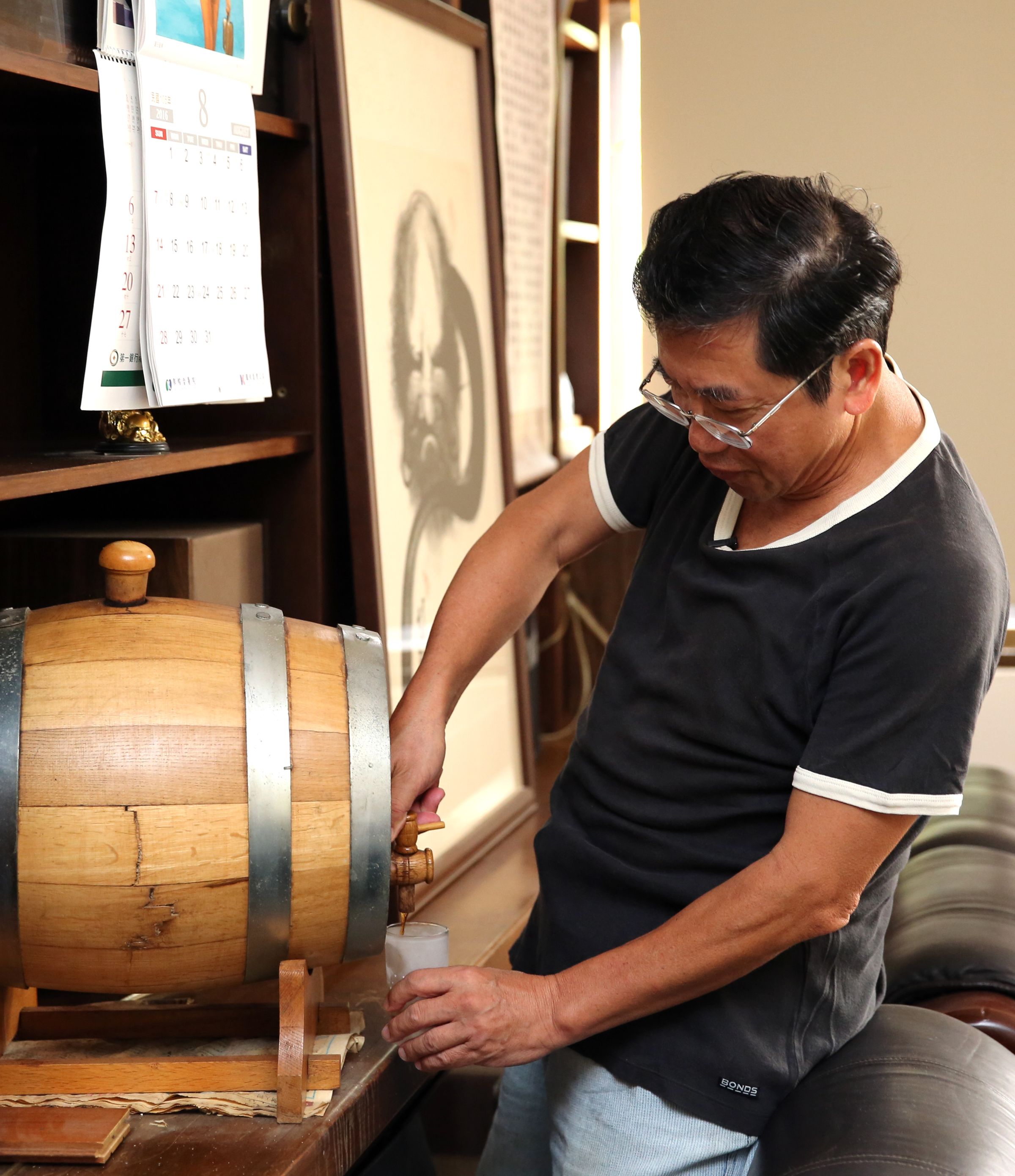 採訪還沒結束，李世傑熱情地問：「要不要來一杯？」橡木桶內是他蒐羅的各種紅酒、威士忌等混酒。