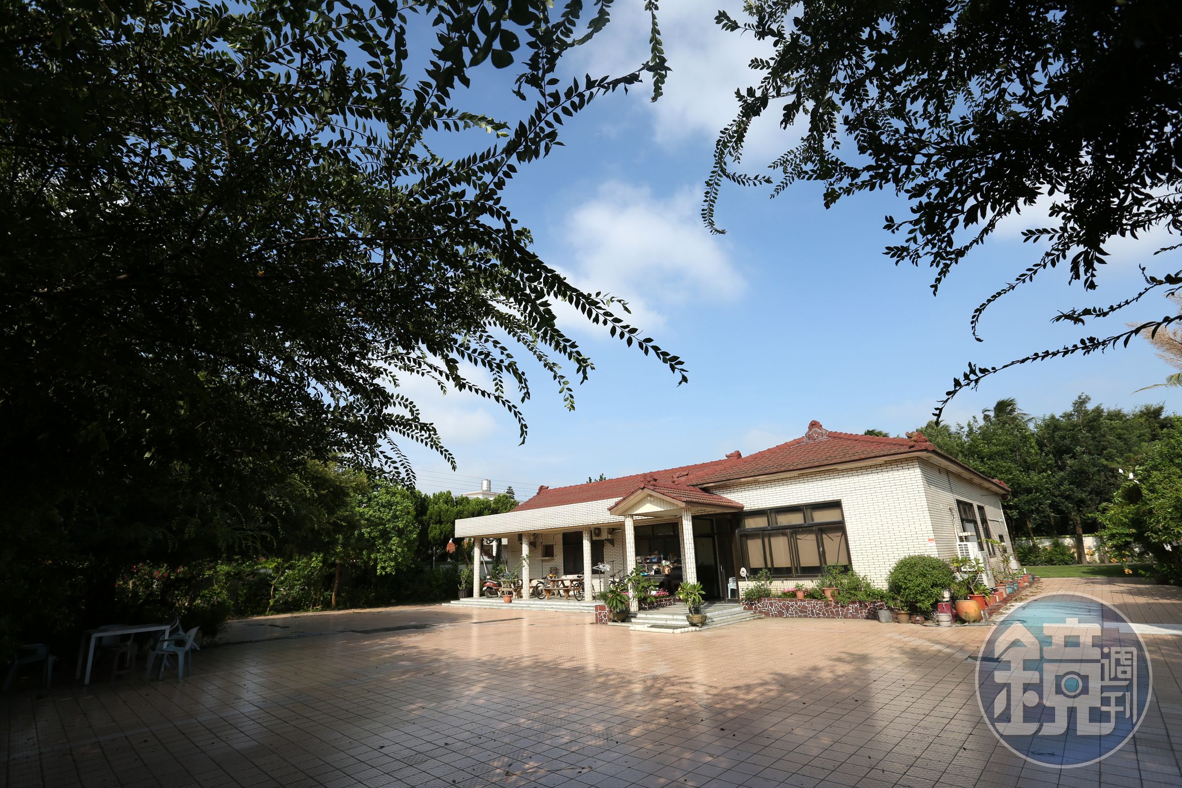 聞名遐邇的洪若潭凶宅外貌。15年過去了，宅院內外幾乎沒變，李世傑毫不忌諱，保留原有裝潢與部分家具，在外人看來，簡直匪夷所思。