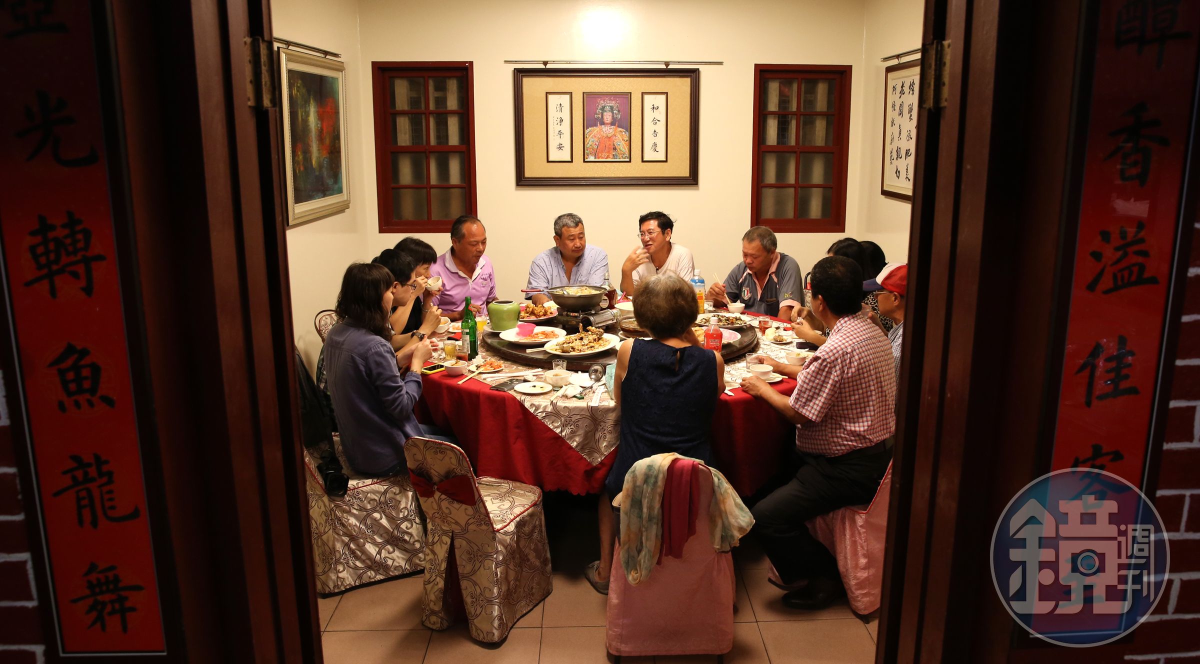 李世傑嗜酒成性，採訪當晚，忙著宴請二林鎮上的好朋友，他殷勤勸杯，菜還沒上齊，就先被金門高粱給灌得半醉。
