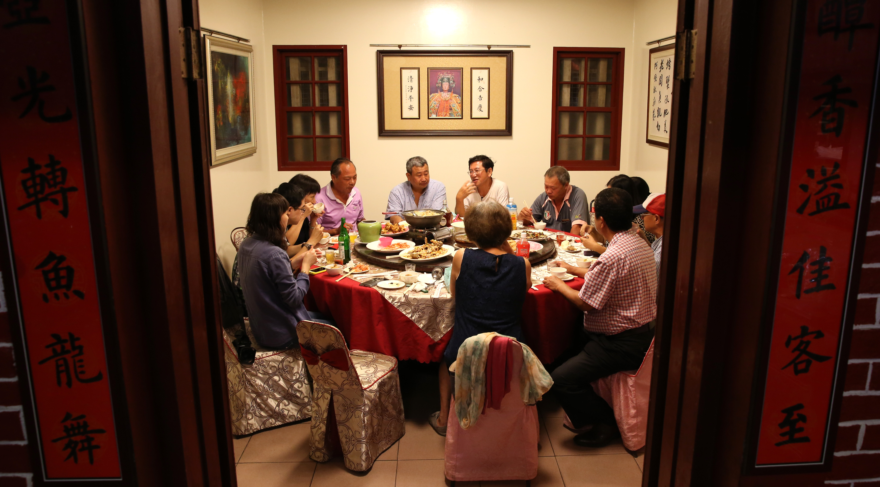 李世傑嗜酒成性，採訪當晚，忙著宴請二林鎮上的好朋友，他殷勤勸杯，菜還沒上齊，就先被金門高粱給灌得半醉。