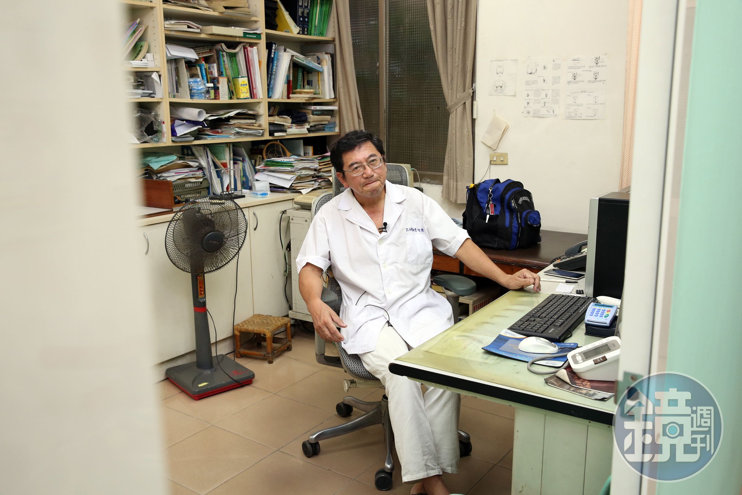 李世傑目前在全台診所幫忙代診，收入高，時間又彈性，讓他如魚得水。