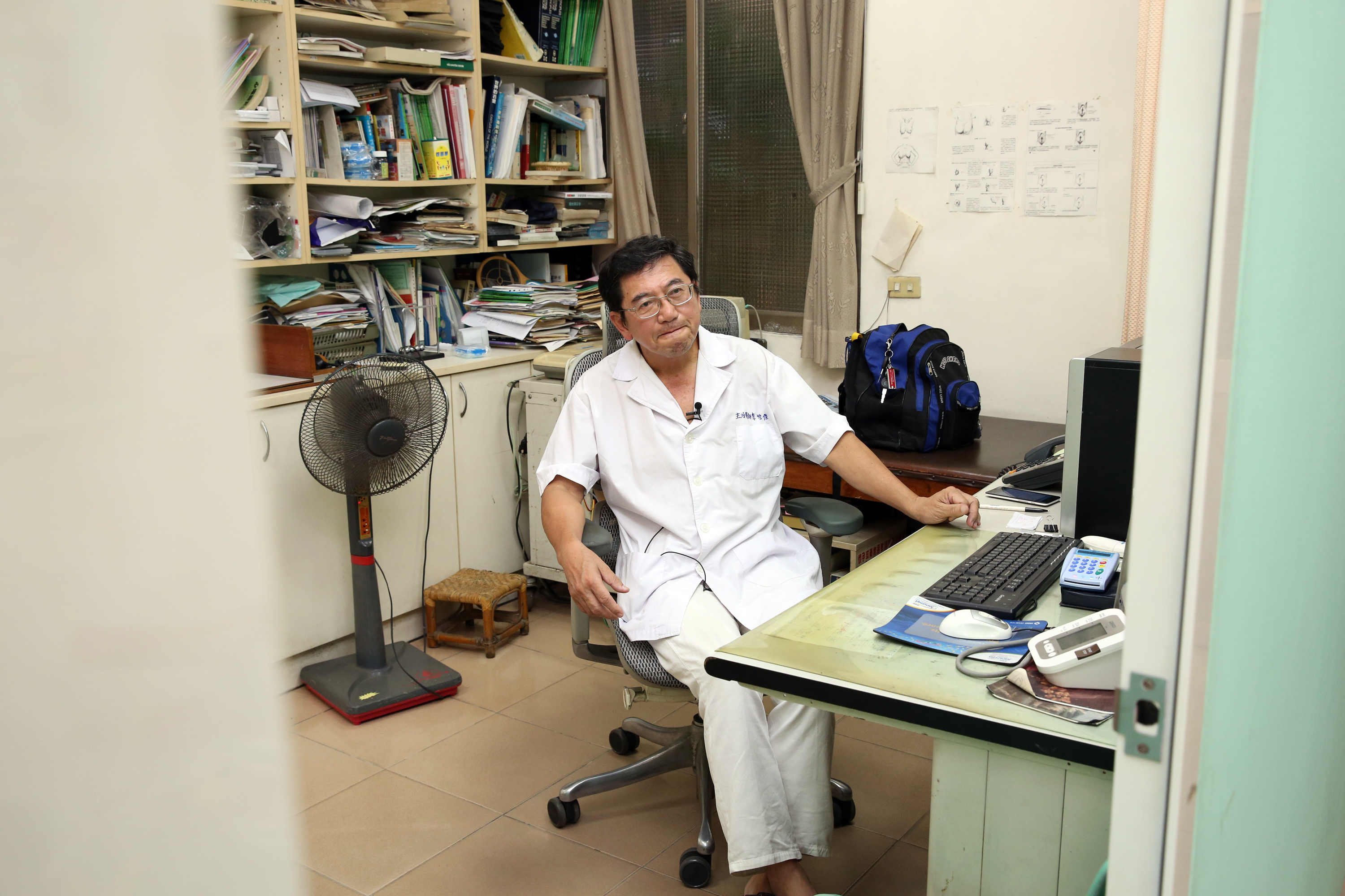 李世傑目前在全台診所幫忙代診，收入高，時間又彈性，讓他如魚得水。