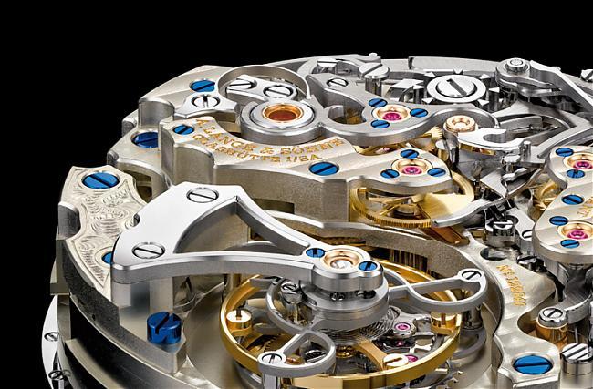 飛行陀飛輪（Flying Tourbillon）約在1930年代由朗格發明，由底部固定陀飛輪組件，取消上橋板、由底座固定陀飛輪組件，同樣以擺輪的軸心為中心，重量更輕。不過現代朗格的作品中比較少作飛行陀飛輪。（圖為朗格的L952.2手上鍊機芯，具備萬年曆、陀飛輪、飛返計時等眾多複雜功能，還具備停秒裝置）