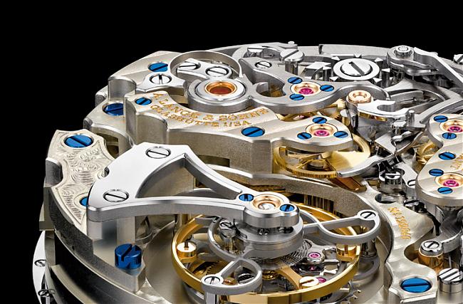 飛行陀飛輪（Flying Tourbillon）約在1930年代由朗格發明，由底部固定陀飛輪組件，取消上橋板、由底座固定陀飛輪組件，同樣以擺輪的軸心為中心，重量更輕。不過現代朗格的作品中比較少作飛行陀飛輪。（圖為朗格的L952.2手上鍊機芯，具備萬年曆、陀飛輪、飛返計時等眾多複雜功能，還具備停秒裝置）