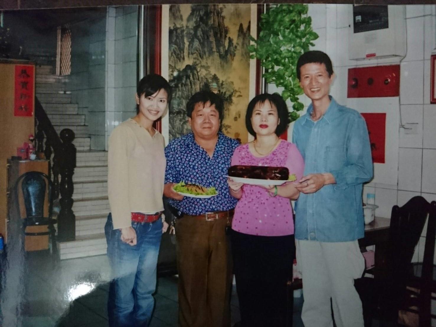 第三代蕭獻澤與蘇素滿(左二、三)夫妻接手老店時,是生意鼎盛時期,吸引藝人阿西(右)等名人光顧。(噴水餐廳提供)