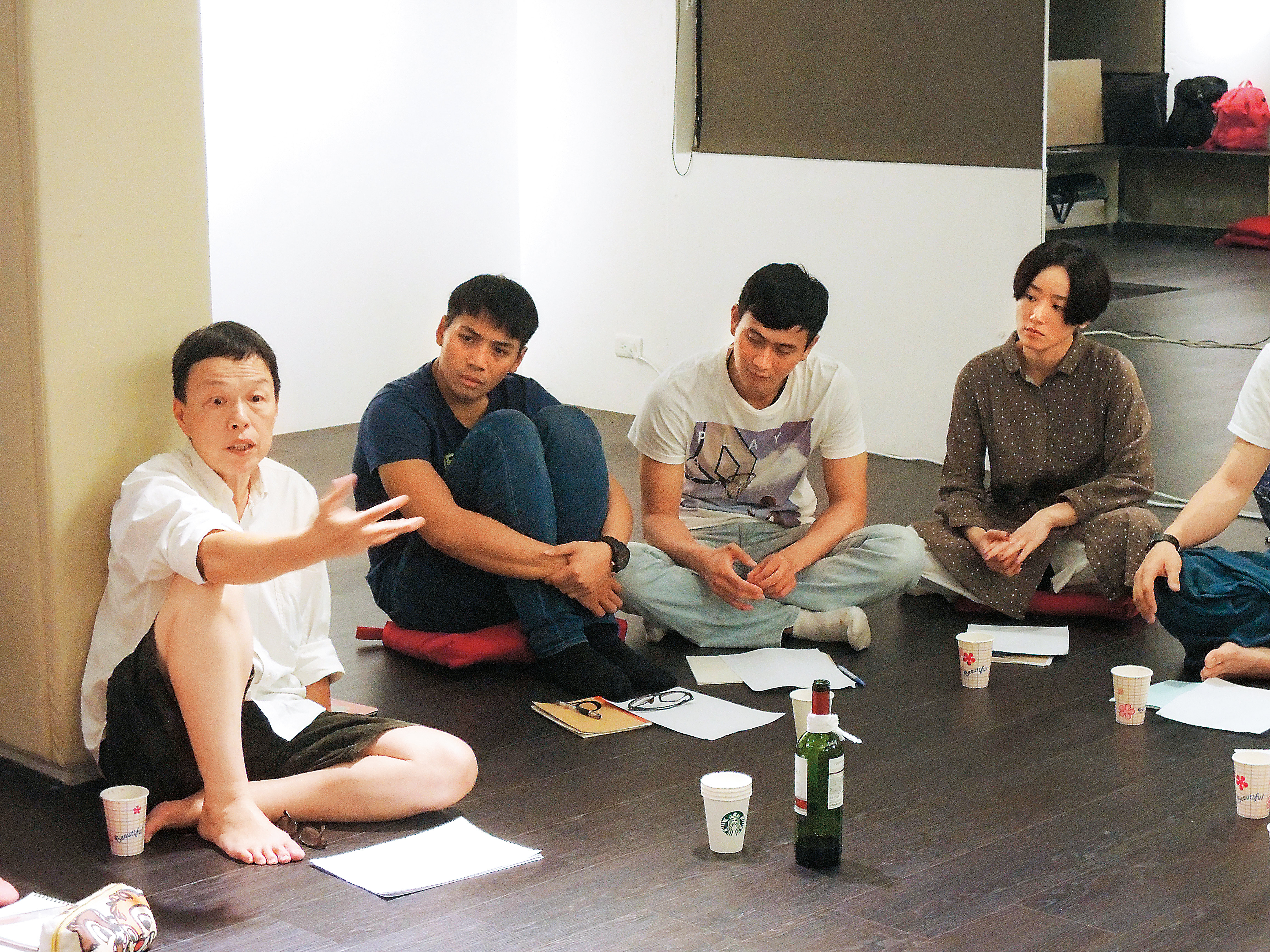 王小棣（左一）和學生們圍起圓圈，分享學習心得，他說故事時生動細膩，讓人快速進入情境。（好風光提供）