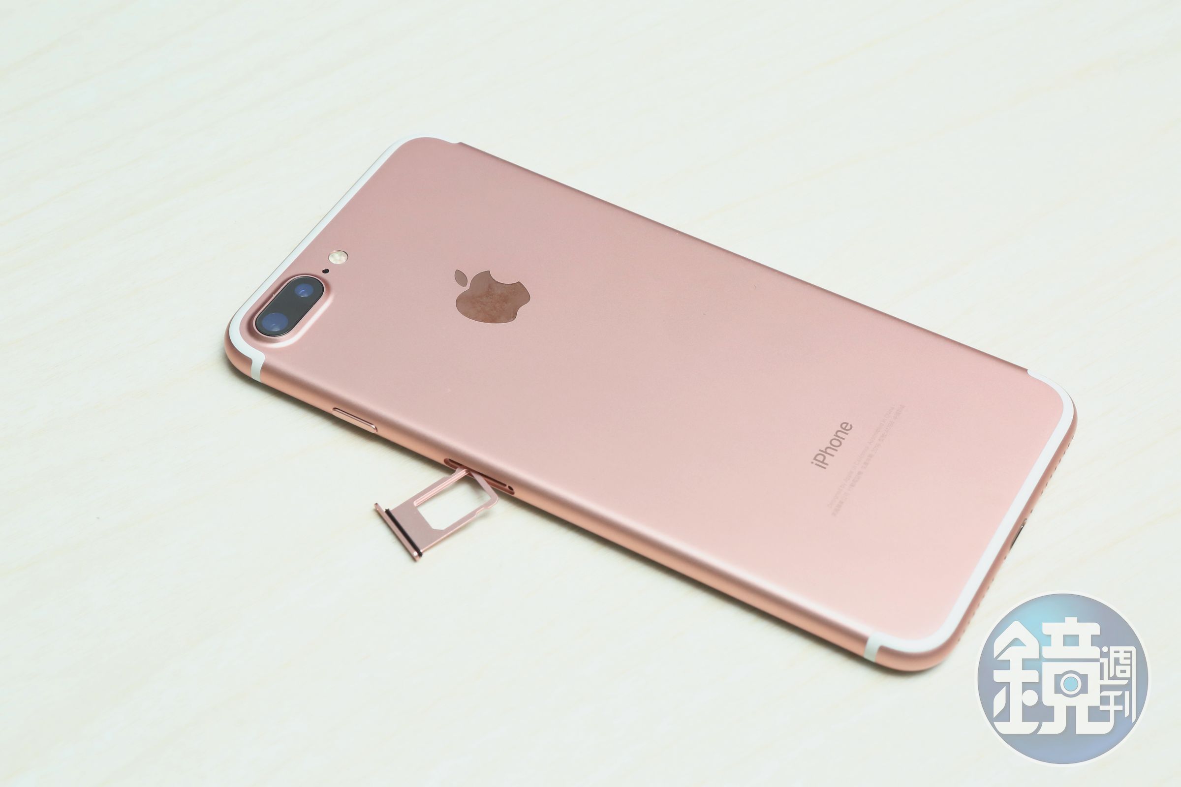 iPhone7手機背蓋研磨拋光技術與SIM卡插槽均由納諾提供關鍵製程。