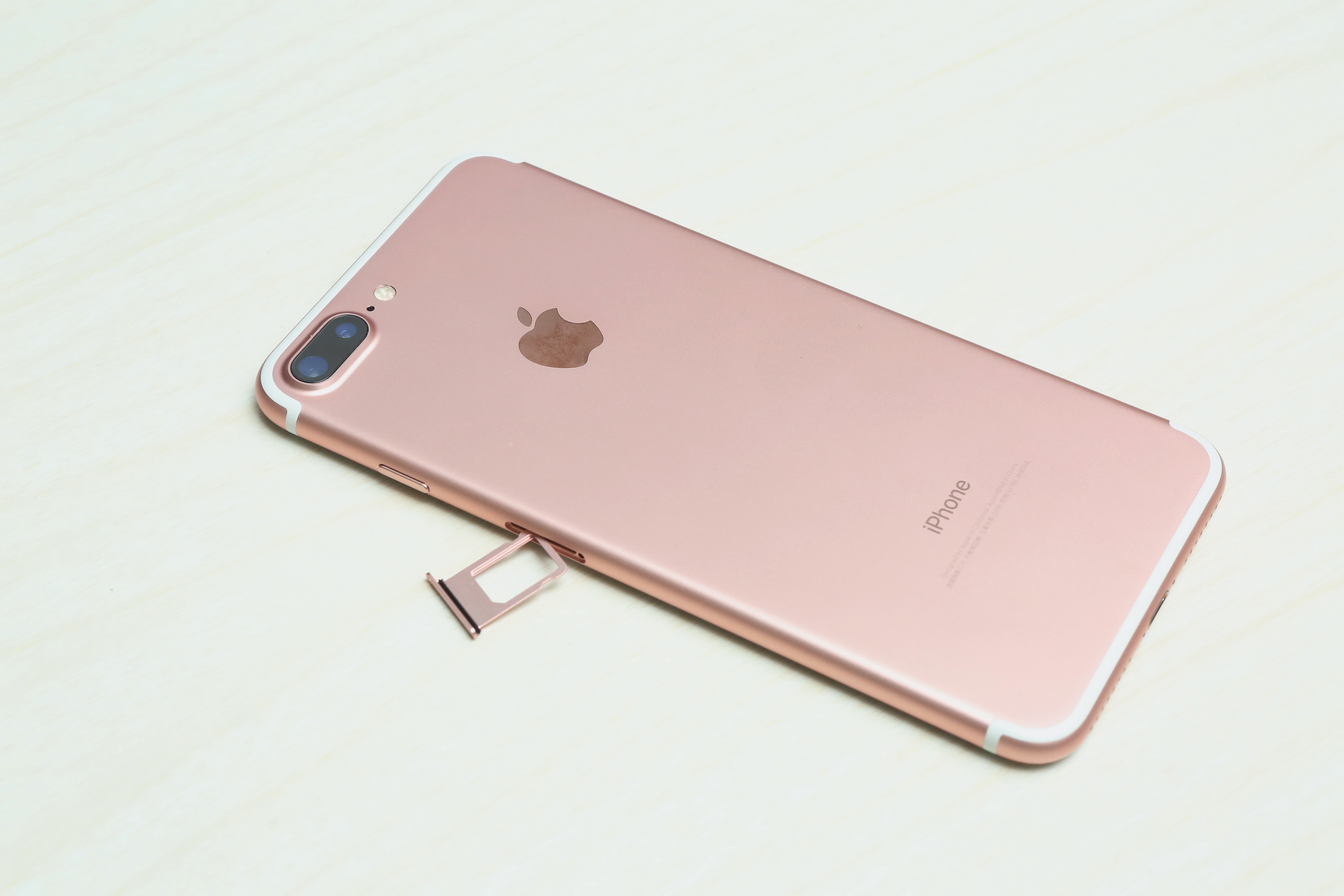 iPhone7手機背蓋研磨拋光技術與SIM卡插槽均由納諾提供關鍵製程。