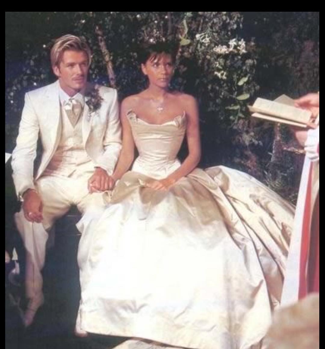足球金童貝克漢在結婚紀念日上傳當年甜蜜的婚紗照。翻攝自David Beckham IG