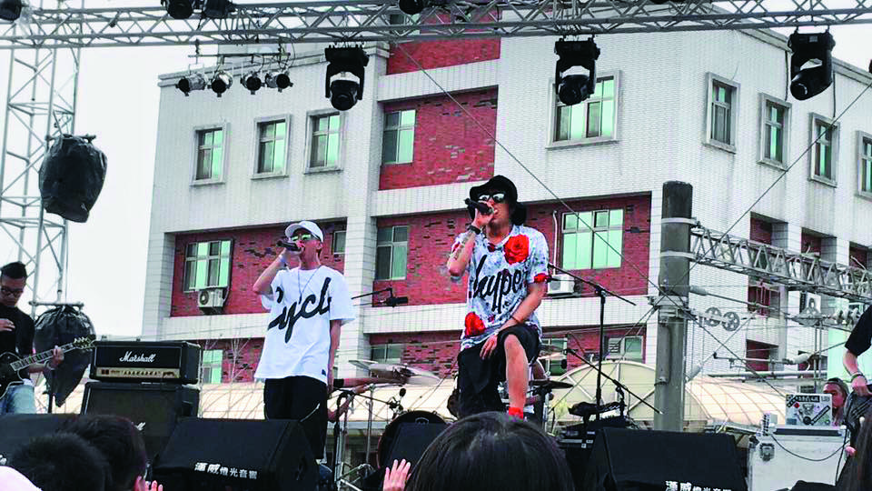 5月嘎嘎曾推出單曲〈絕不低頭〉,11月將與李洛洋等好友舉辦演唱會,雖然消失螢光幕前,但勤跑校園及電台宣傳,逐步找回流失的人氣。(翻攝自嘎嘎臉書)