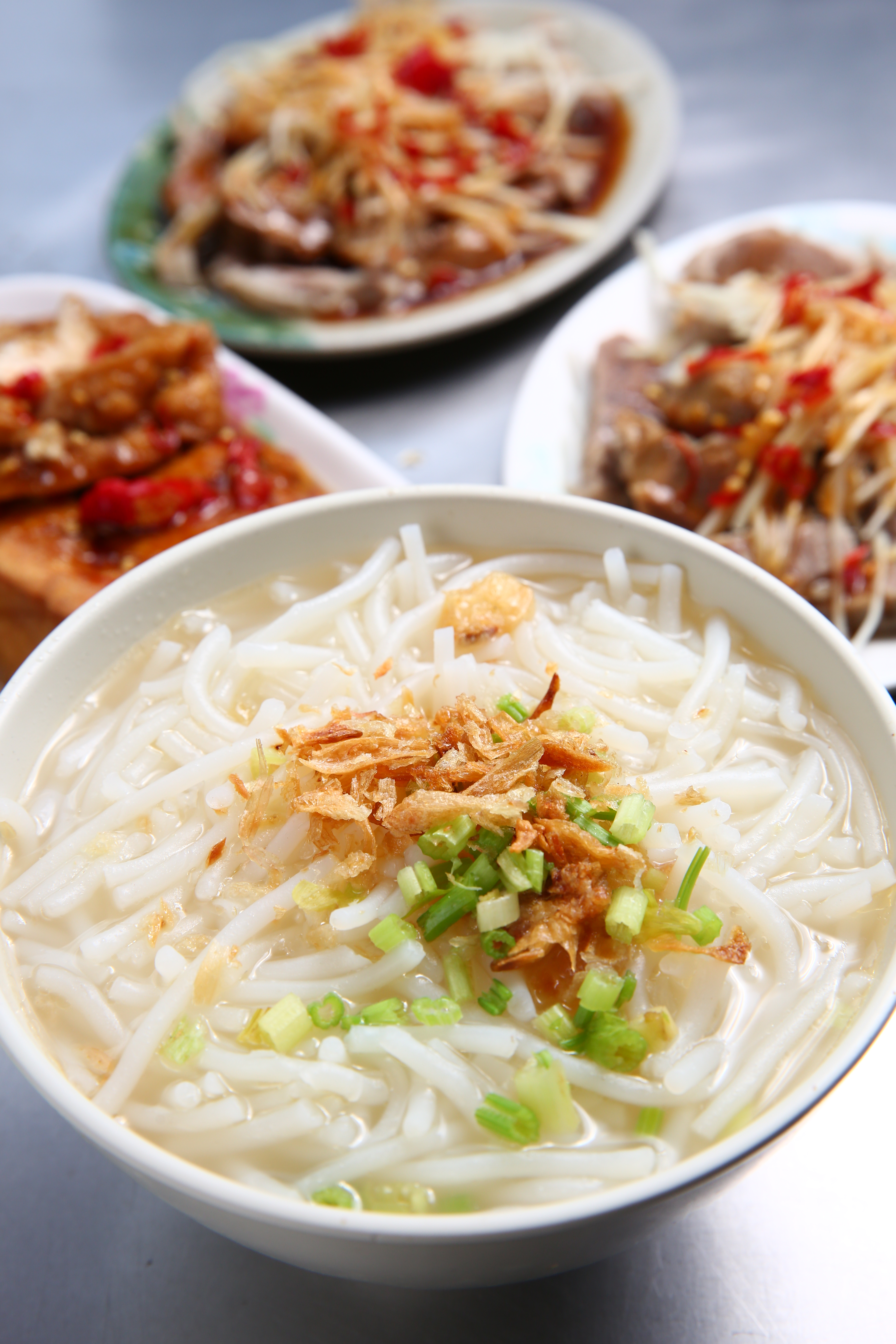 簡單的米粉湯（30元∕碗），清澈的肉汁湯頭鮮甜。