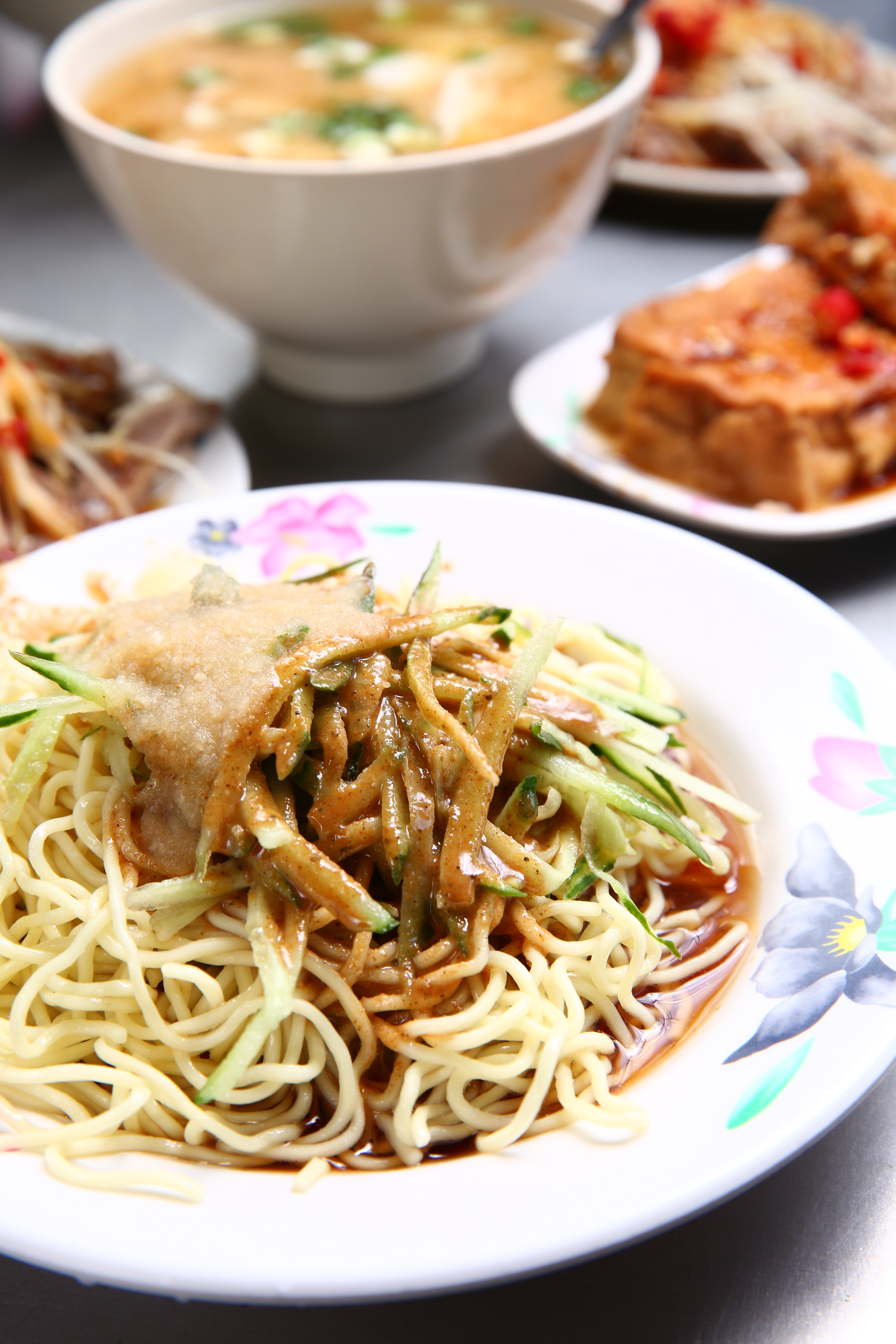 酸爽順口的涼麵（35元∕份），與蛋花蓬鬆的味噌湯（30元∕碗）是James的指定午餐。