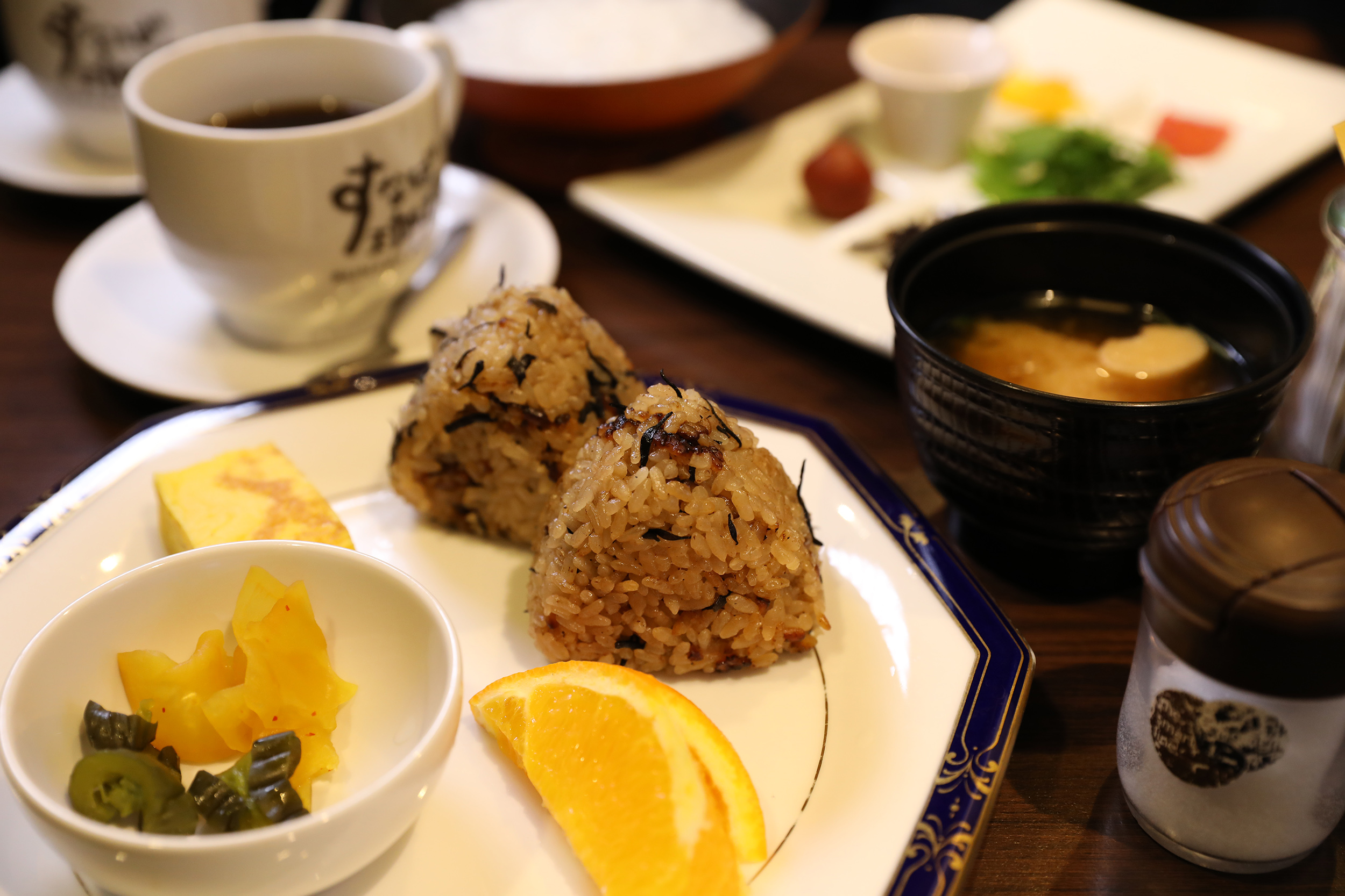 早餐可選飯糰、稀飯等，搭配砂場的黑咖啡。