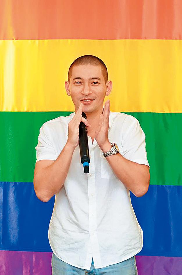 臉書上黃益中的照片彩紅旗時常入鏡,很挺同運,外界也常好奇他的性向。(翻攝自黃益中臉書)
