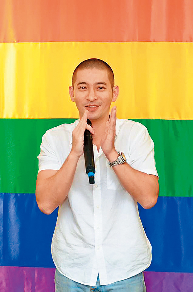 臉書上黃益中的照片彩紅旗時常入鏡，很挺同運，外界也常好奇他的性向。（翻攝自黃益中臉書）