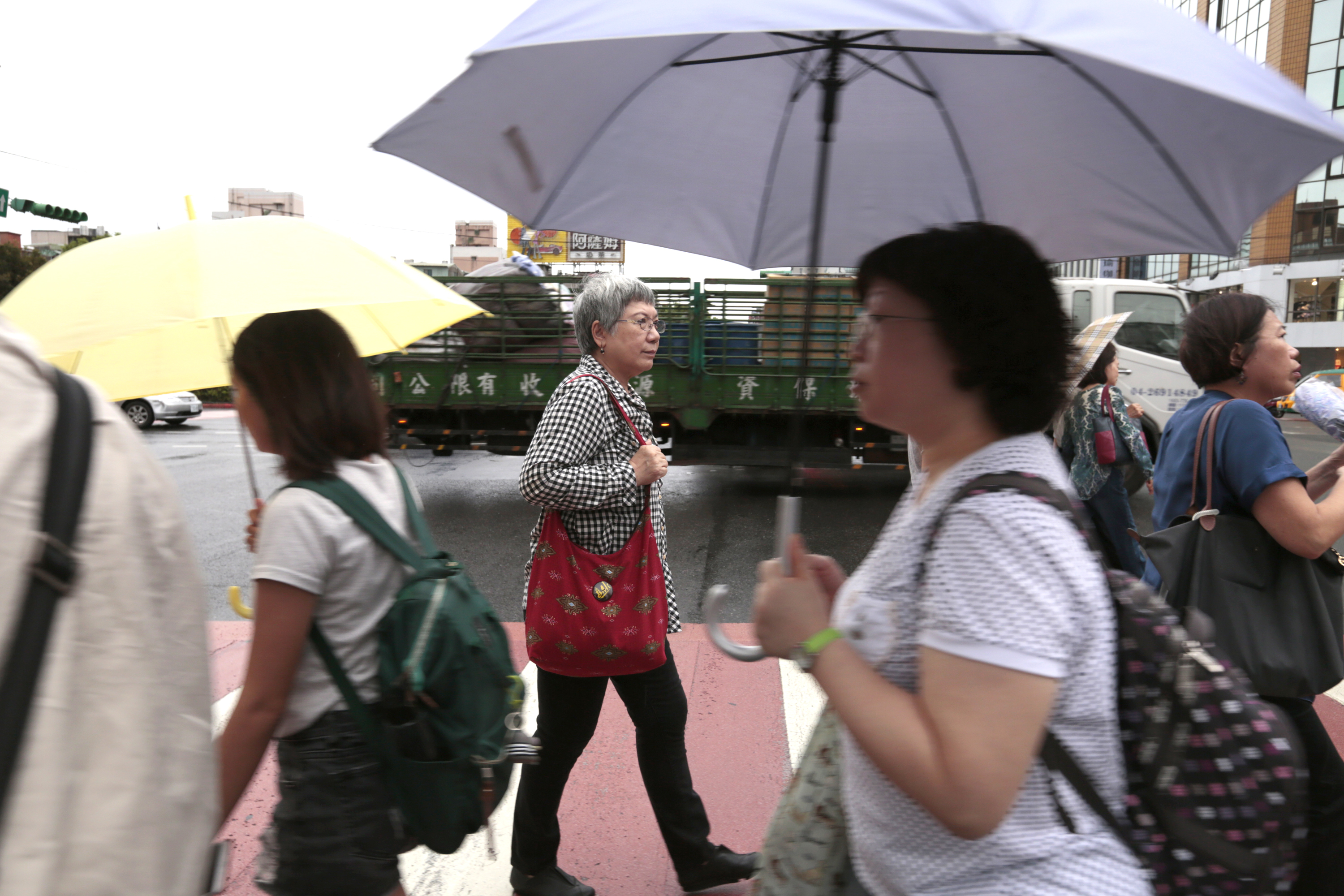 陶曉清的父母皆因癌症過世，她說，不希望因此活在恐懼中，「只有自己能決定態度，在恐懼中生活，是一種態度；關注它但不被它控制，也是一種態度。」