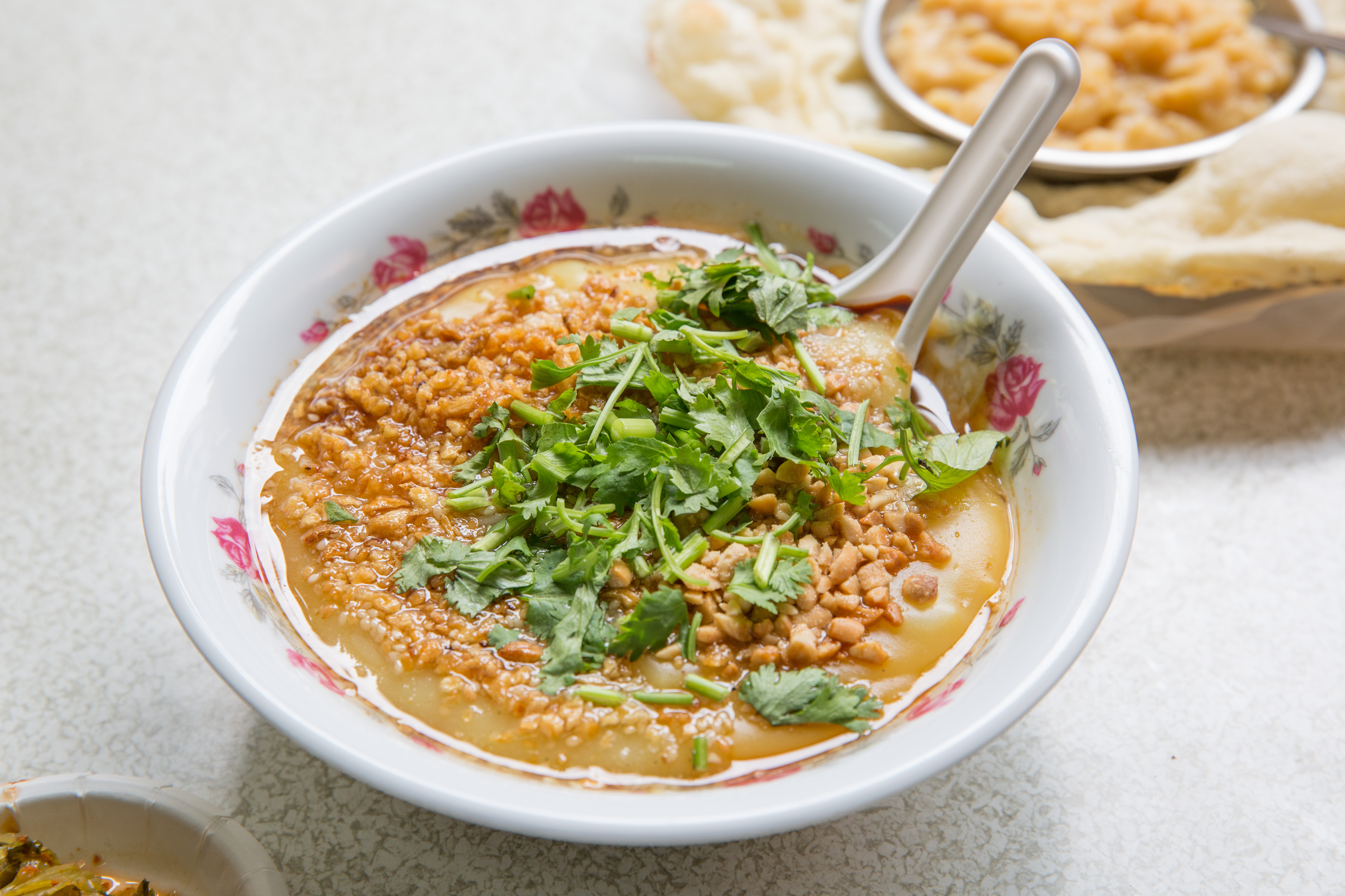 狀似漿糊的稀豆粉粑粑絲十分有特色。（60元／碗）