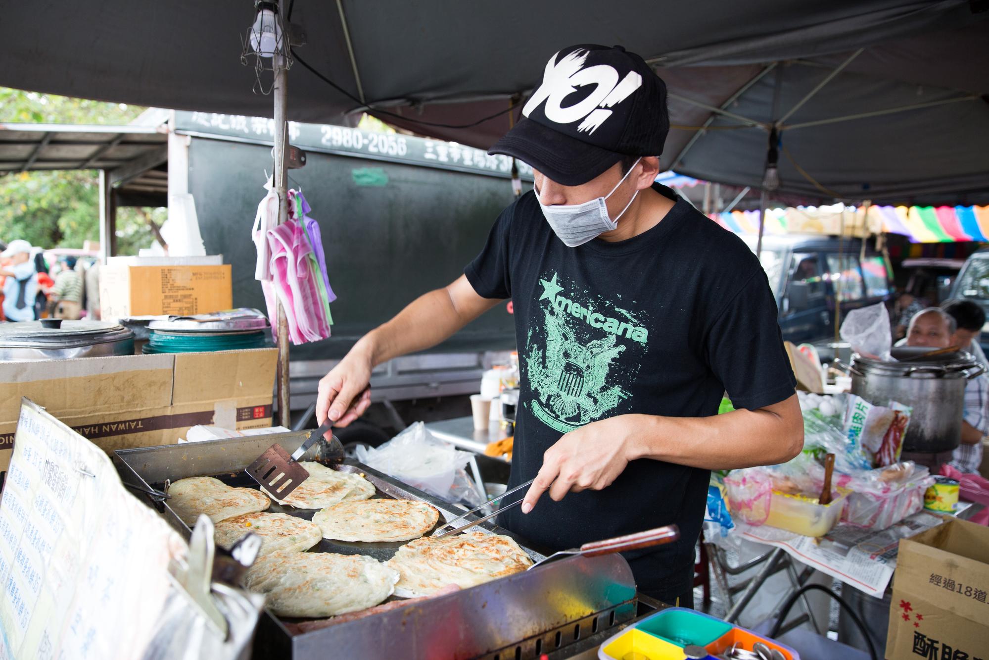 賣蔥抓餅的年輕老闆阿忠隻身顧攤,用美食撫慰艱苦人。