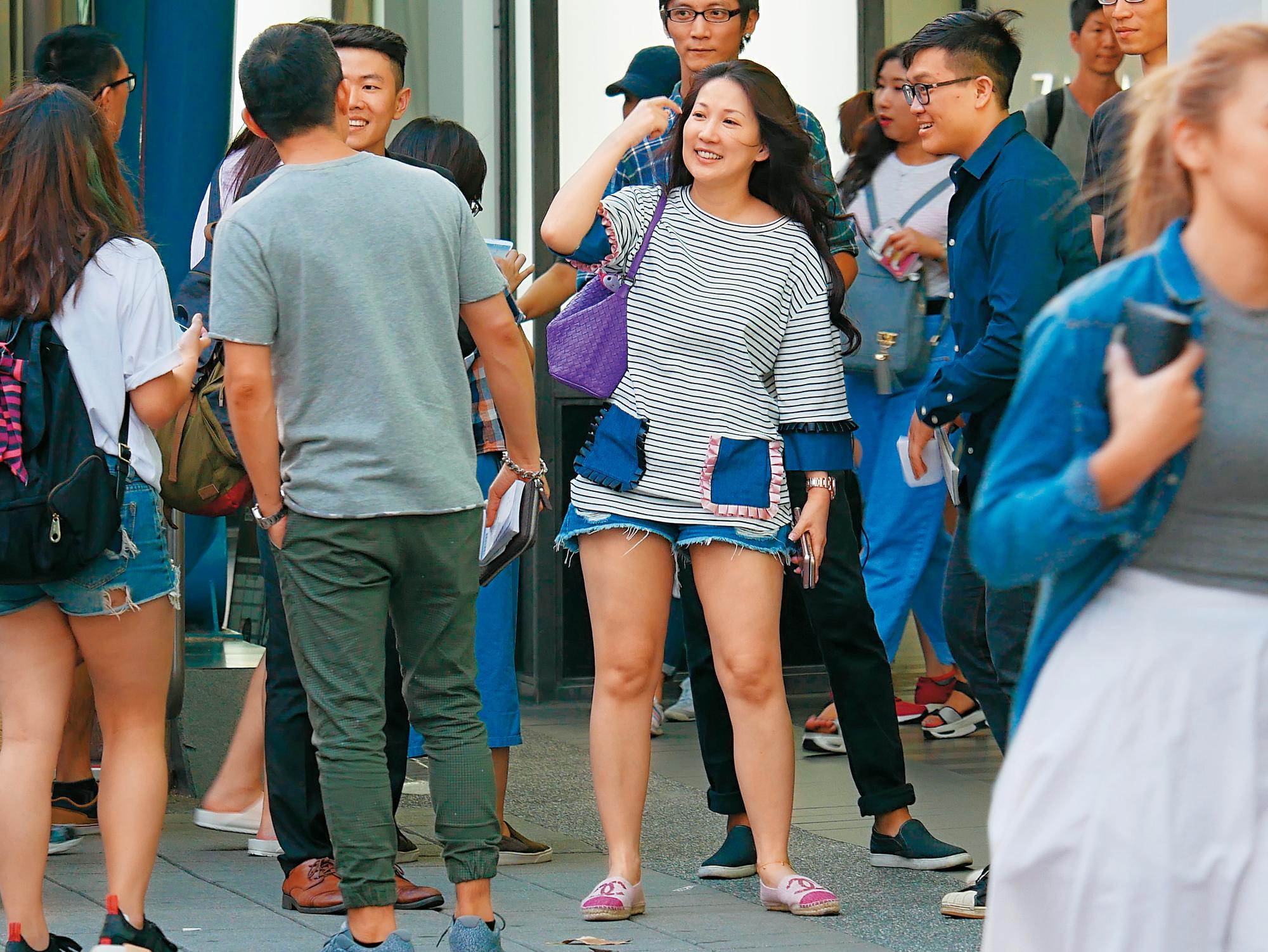 跟劉至翰離婚之後,林子萱在影劇新聞已經好久不見。本刊直擊她當低頭族當到腿開開的閒散時刻。