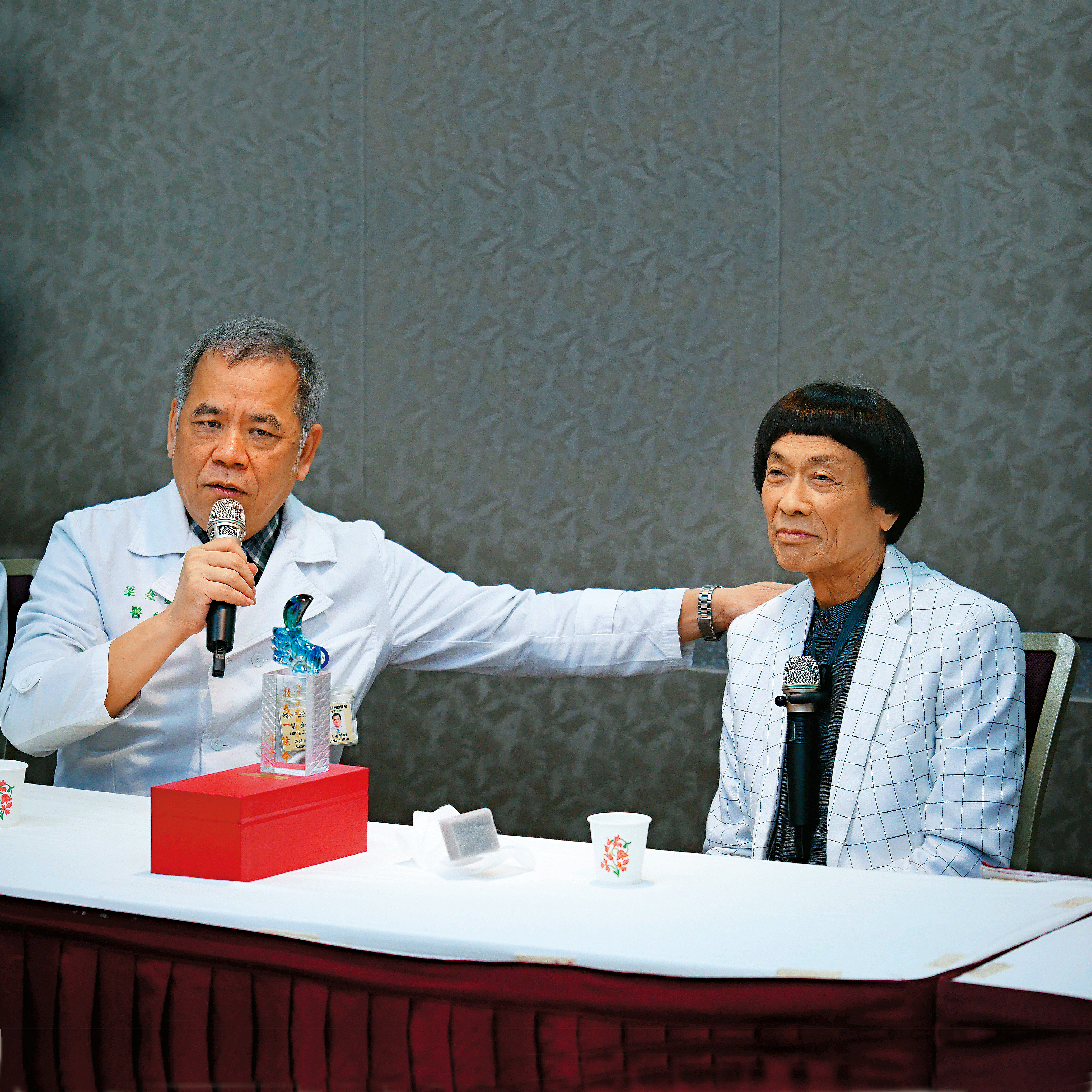 台大醫生梁金銅（左）開出豬哥亮（右）還能再活1年的保證期。