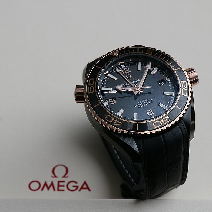 在黑色與18K Sedna™Gold款式中採用了Ceragold™瓷金潛水刻度,18K Sedna™Gold同樣用於錶冠、排氦氣閥門及覆以白色Super-LumiNova超螢光塗料的指針和時標上。
