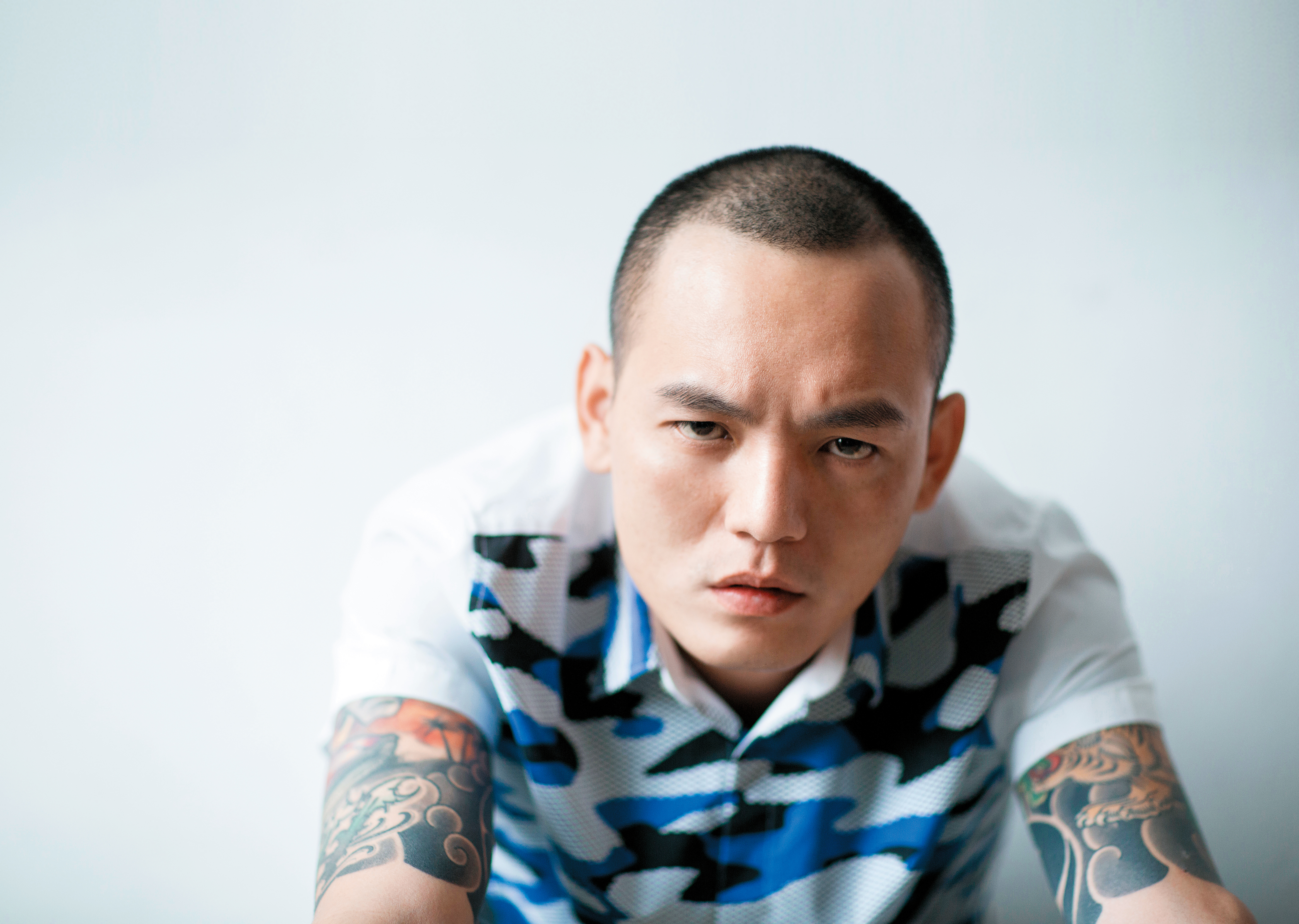 攝影師一見到春風,就說「他看起來好有故事」。問題是,春風不是那種有話就說的人,他對於外界的好奇始終保持距離,想讓他打開話匣子比登天還難。