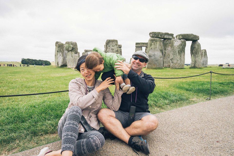 維尼一家在英國巨石陣前留影，屬於這家人的旅遊回憶還在持續製造中。（維尼提供）