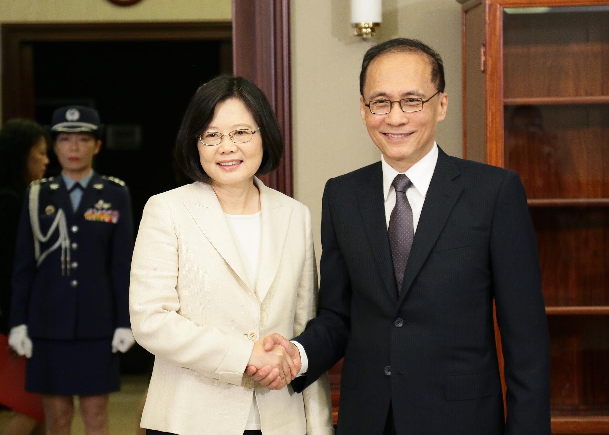 李瑞倉曾跟隨林全一起清查國民黨產，而備受民進黨重用，隨後在林全舉薦給陳菊南下高雄。