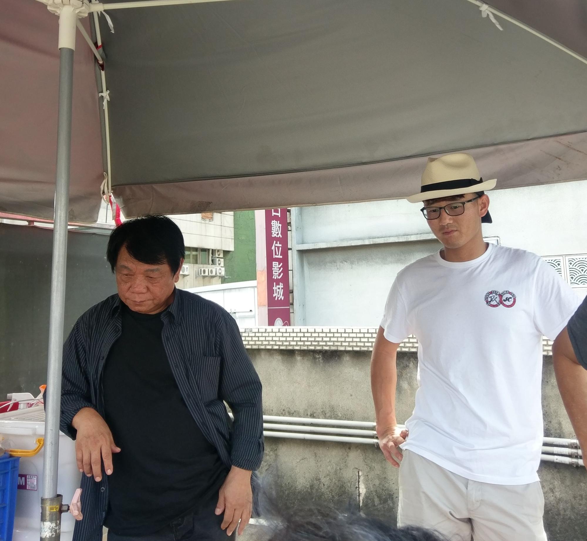 成龍成家班第1代王耀(左)和第7代阿華,相差40歲。