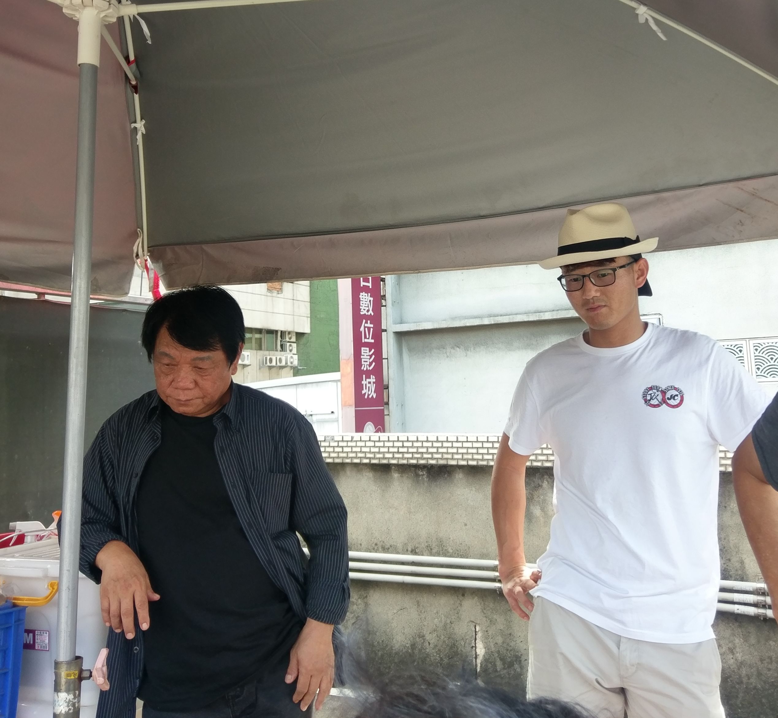 成龍成家班第1代王耀(左)和第7代阿華,相差40歲。