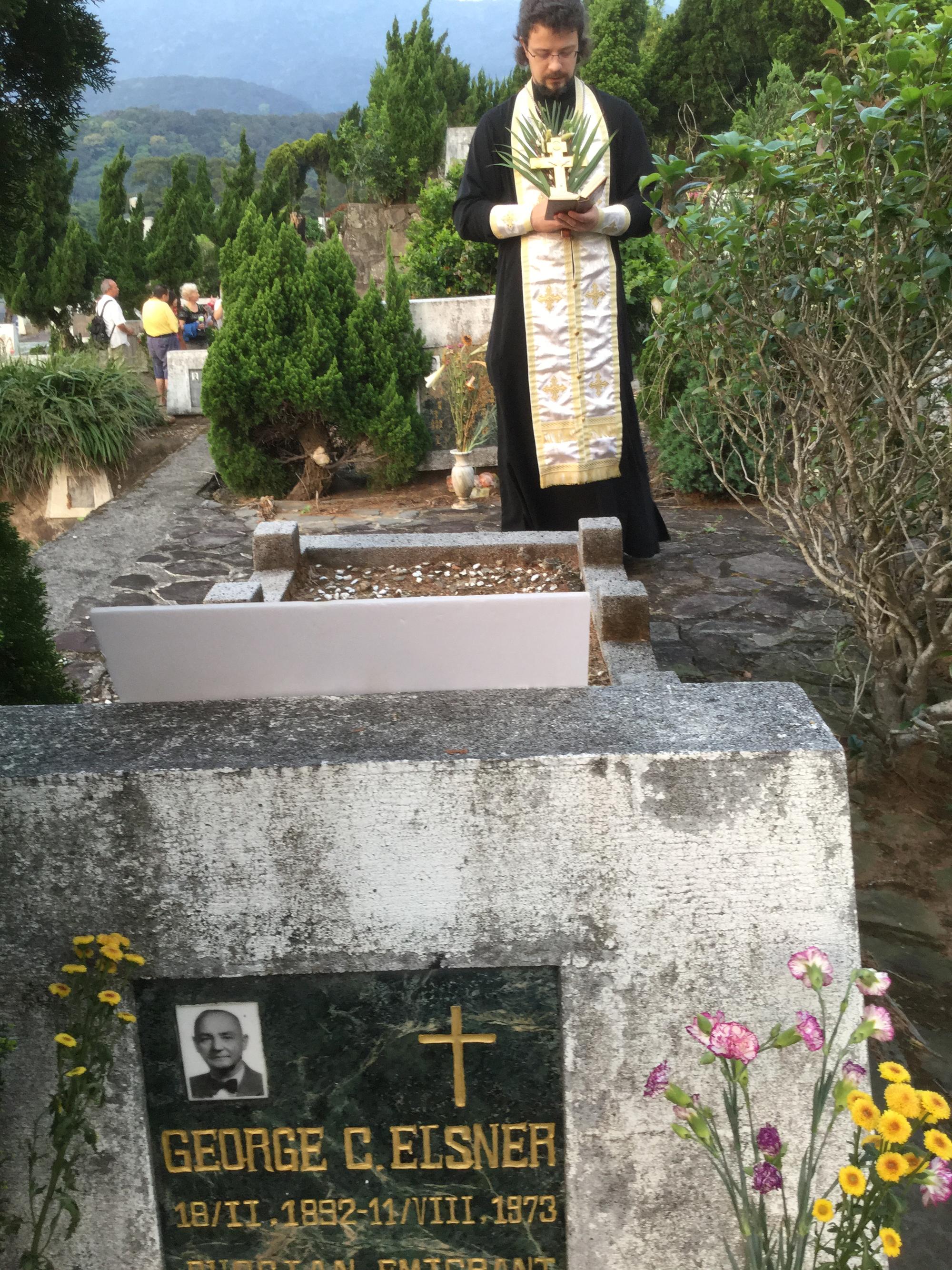 Elsner死後長眠於北投山上，前二年俄國在台協會得知他的故事，特地請神父前往為他禱告。(明星咖啡提供)