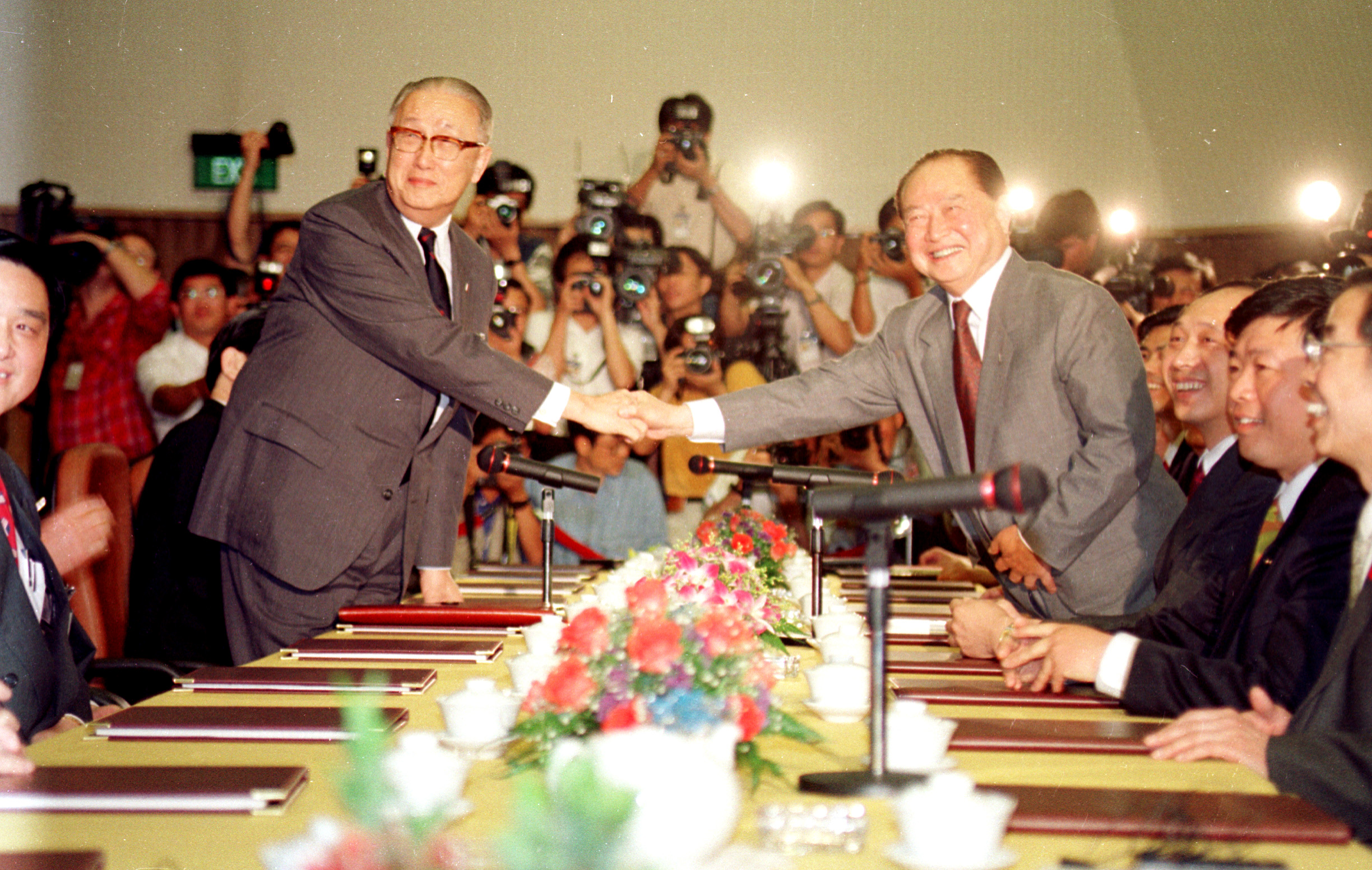 1993年4月第一次辜汪會談在新加坡登場，海基會董事長辜振甫與大陸海協會會長汪道涵隔桌握手，促成兩岸破冰對話。（聯合知識庫提供）