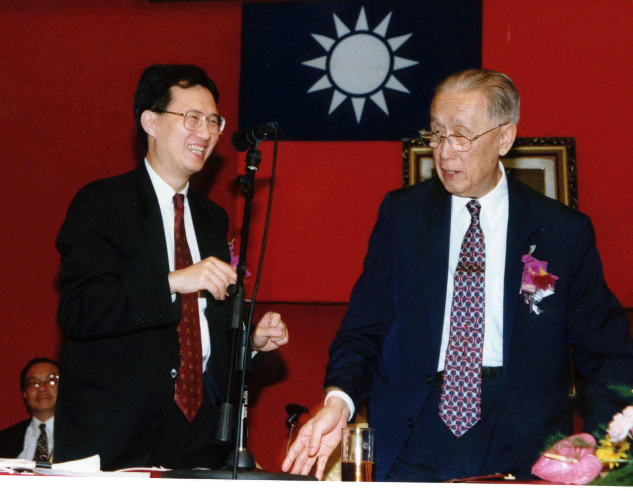 辜成允2003年接任台泥董事長，圖為辜成允與辜振甫1998年出席股東會情況。（聯合知識庫提供）