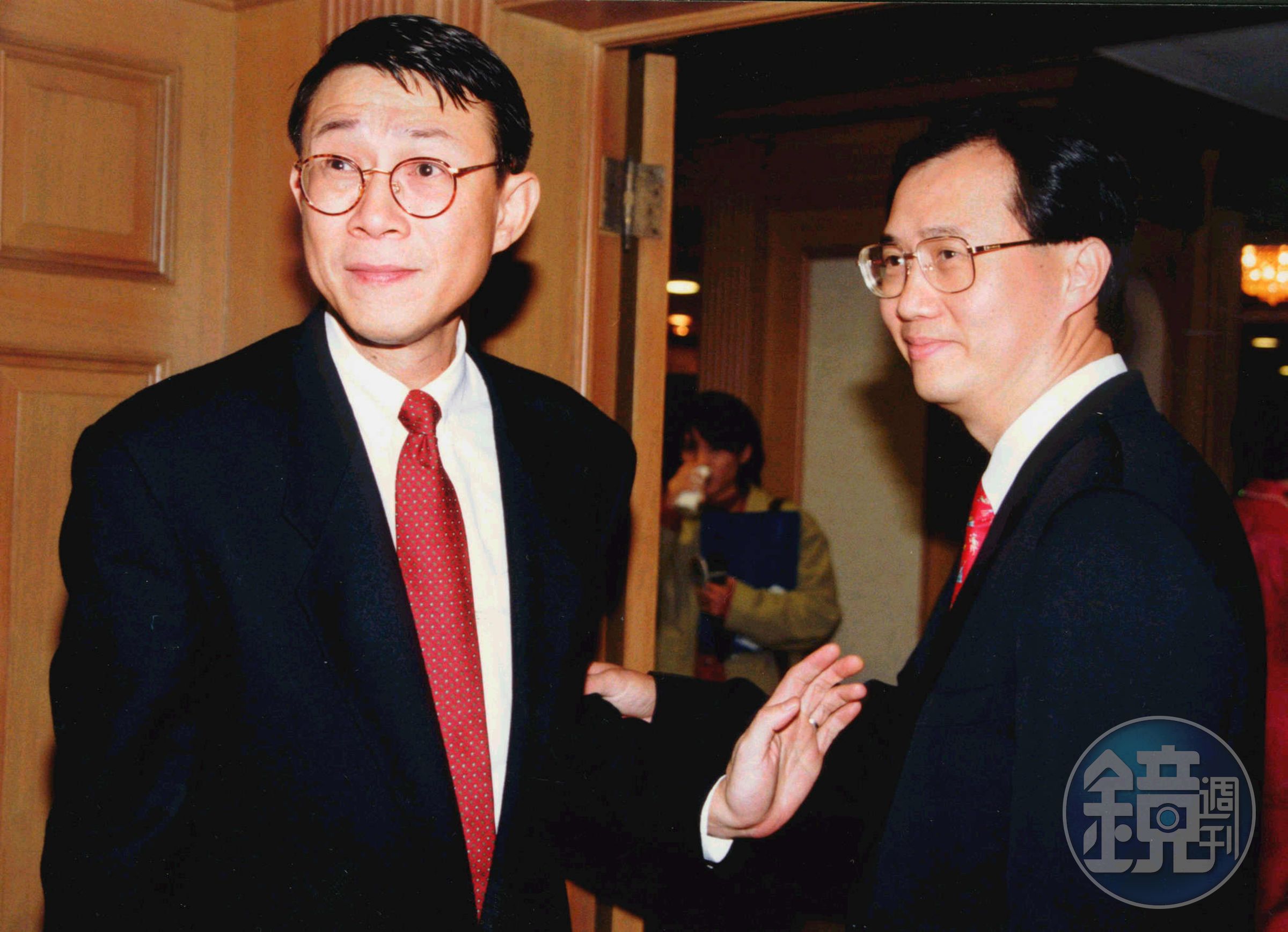 2001年辜振甫長子辜啓允（左）病逝，次子辜成允（右）成為家族接班人。（聯合知識庫提供）