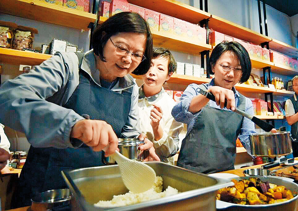 蔡英文在家也會下廚,照片為去年她與社民黨立委候選人范雲(右)一起做便當。(翻攝自蔡英文臉書)