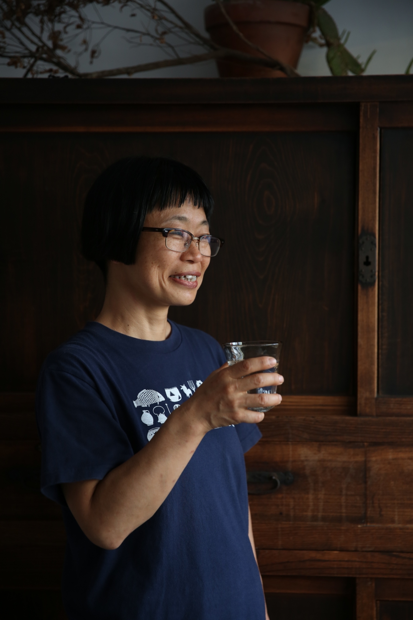 日野明子平時很愛用安土草太玻璃杯喝水，力行將設計融入生活。