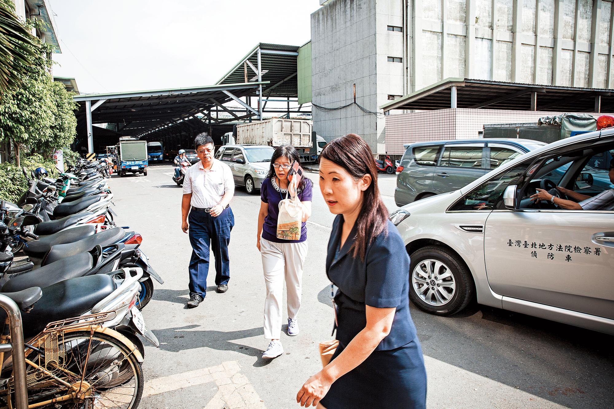 台北地檢署派出2名打擊民生犯罪主任檢察官(右1、2), 前往台北農產運銷公司查扣蔬菜交易資料。