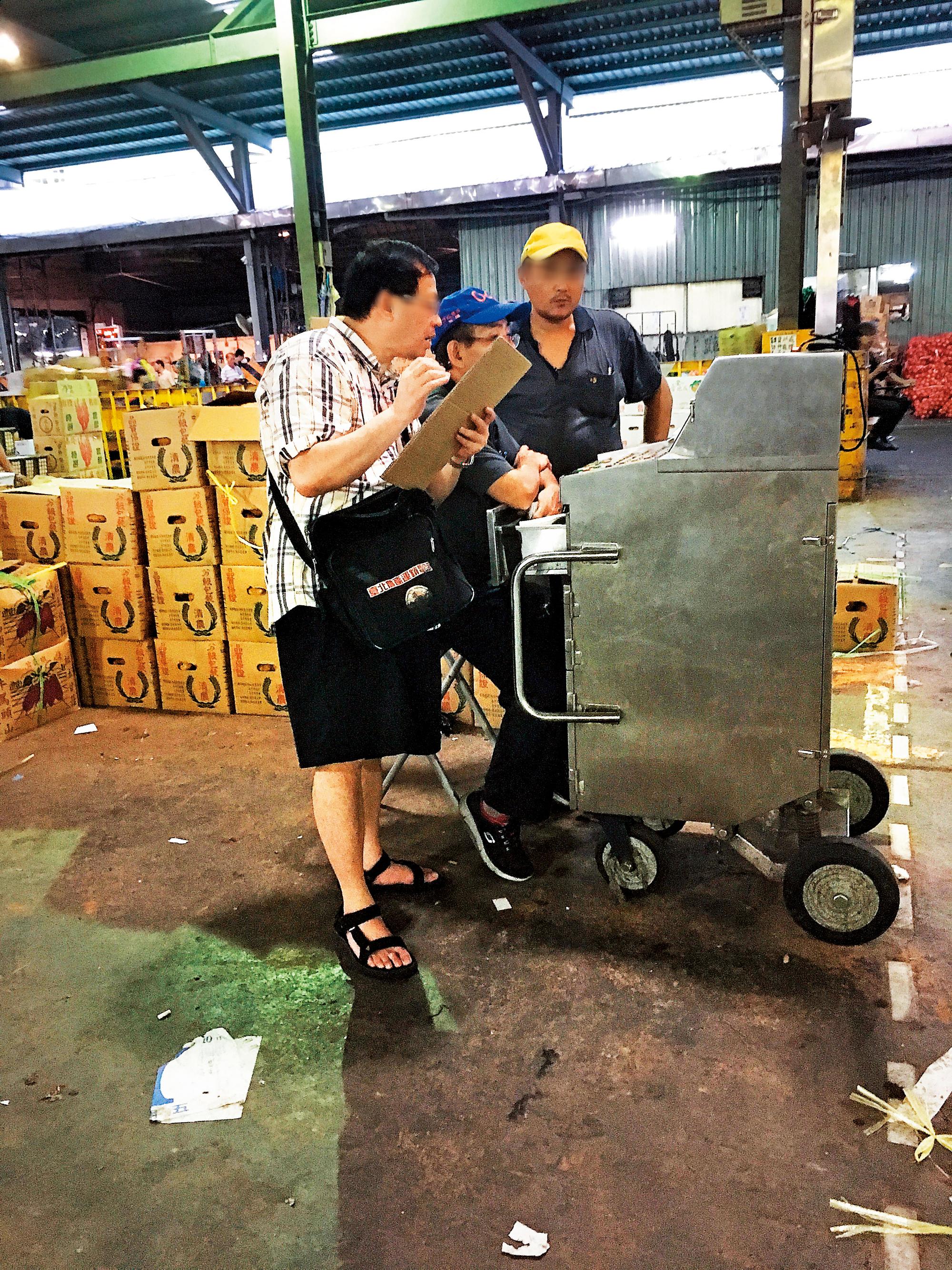 該董事在清晨拍賣結束後,仍然在拍賣機旁邊核對入帳資料。