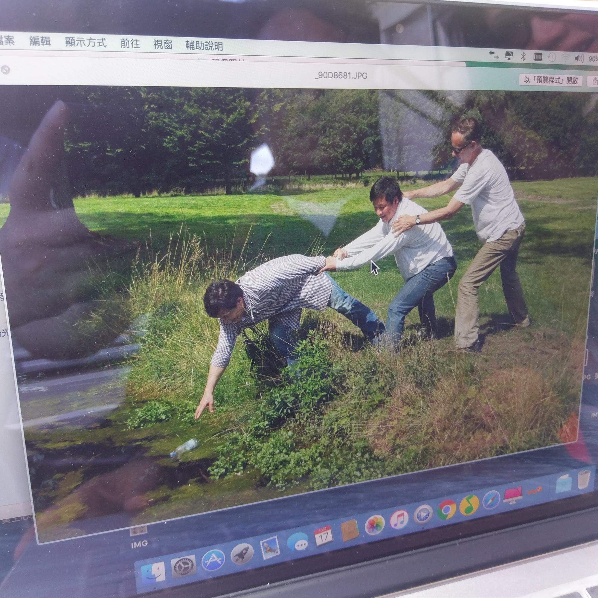 請唐季禮(中)搭人橋,成龍(左)也非得撿起廢棄寶特瓶不可。